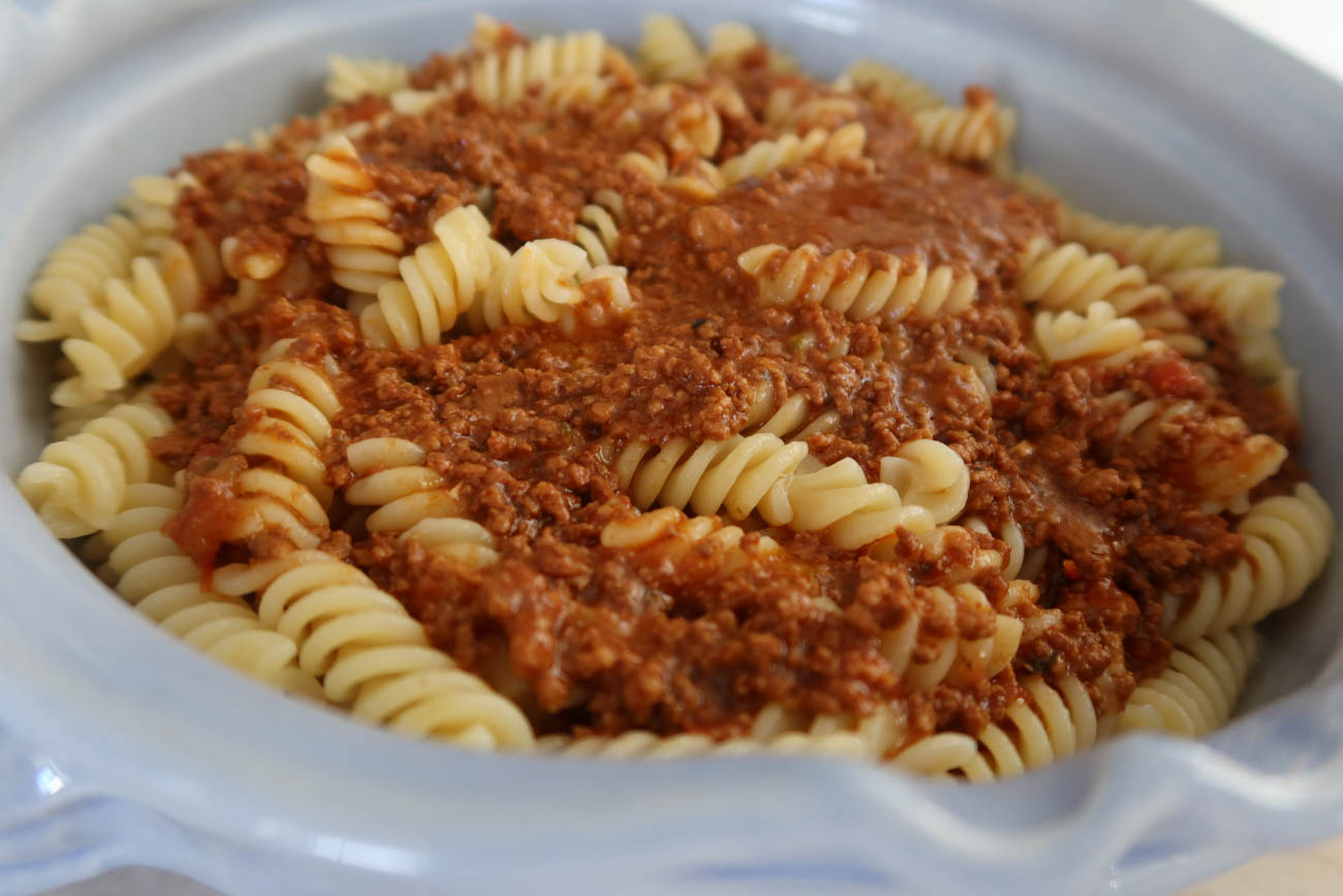 Köttfärssås som blandas i pastagratäng