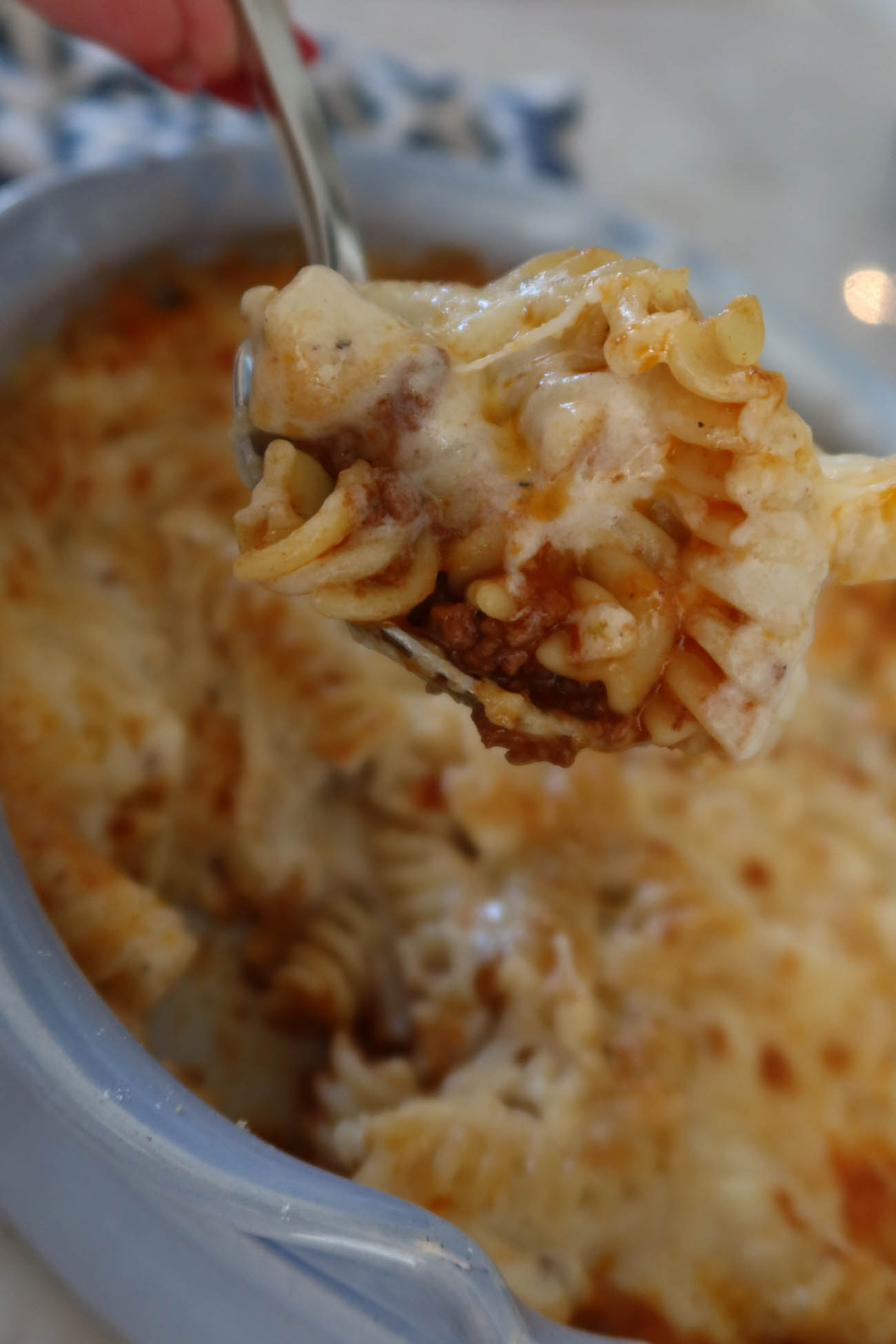 Närbild på krämig pastagratäng med bechamel