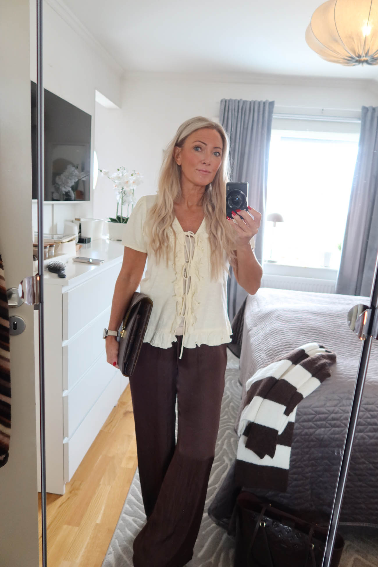 Outfit med svart topp och byxor från Ellos