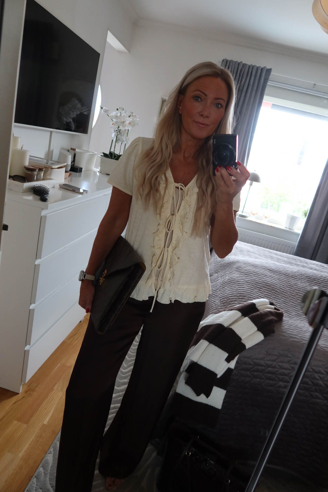 Höstoutfit med svart topp och vida byxor