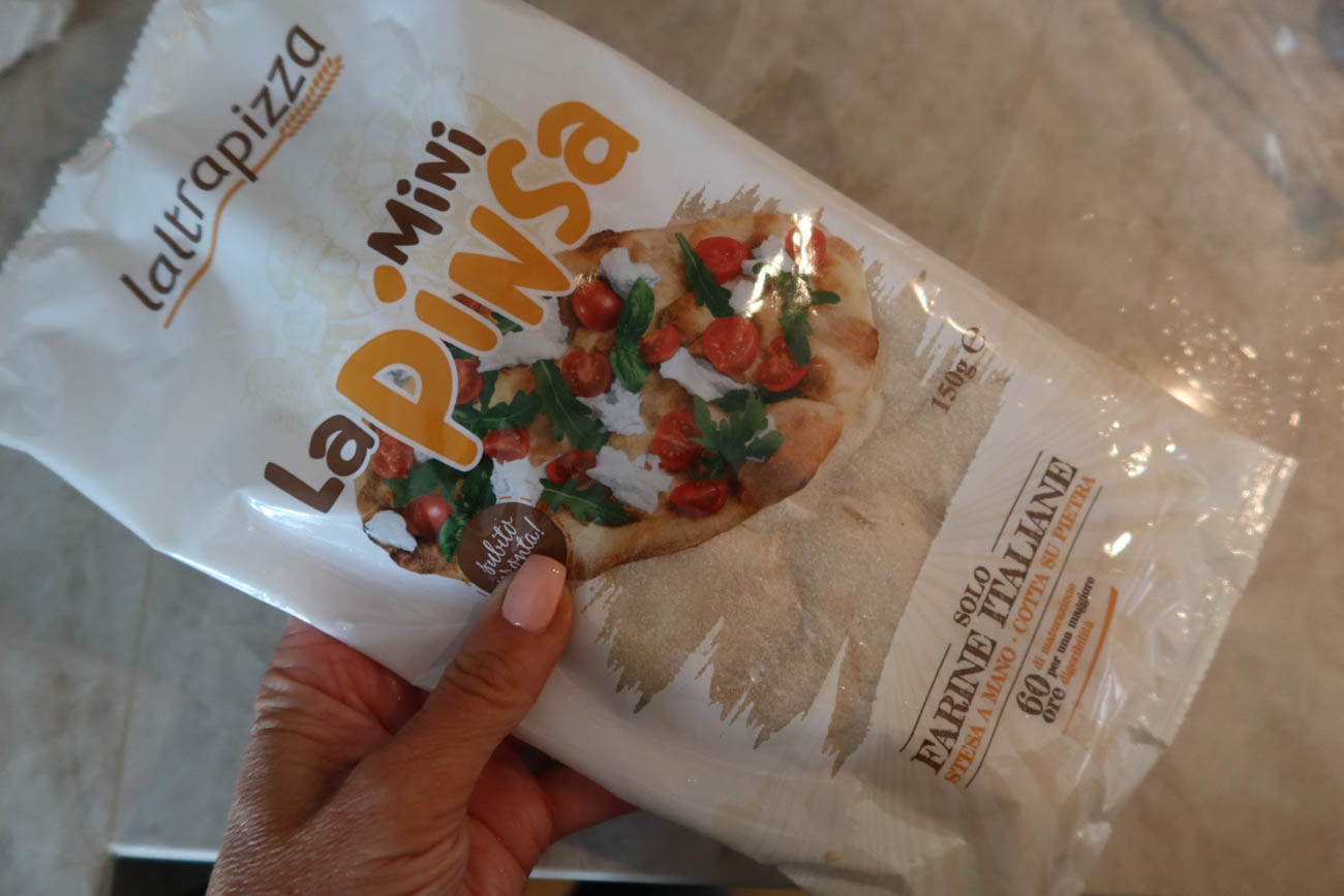 Mini-pinsa redo att värmas på plåt