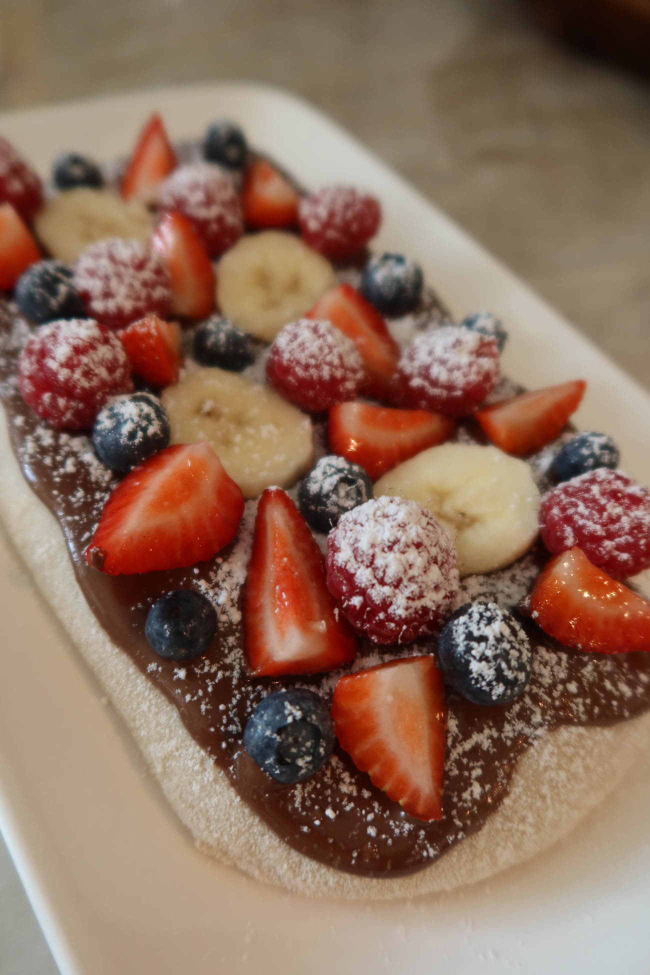 Nutellapinsa toppad med färska bär och florsocker