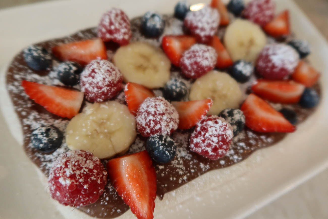 Nutellapinsa toppad med jordgubbar hallon och blåbär