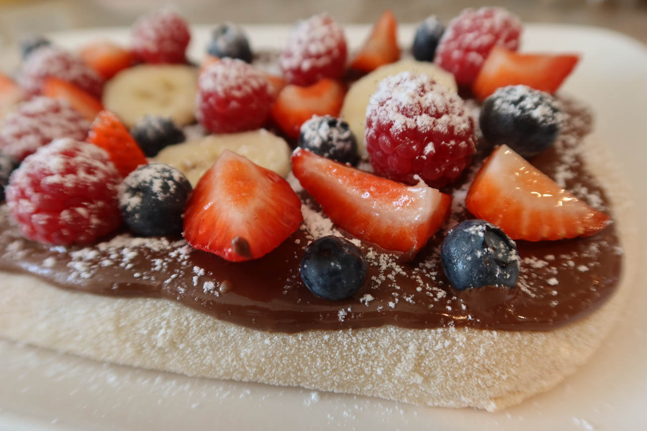 Pudra florsocker över nutellapinsa