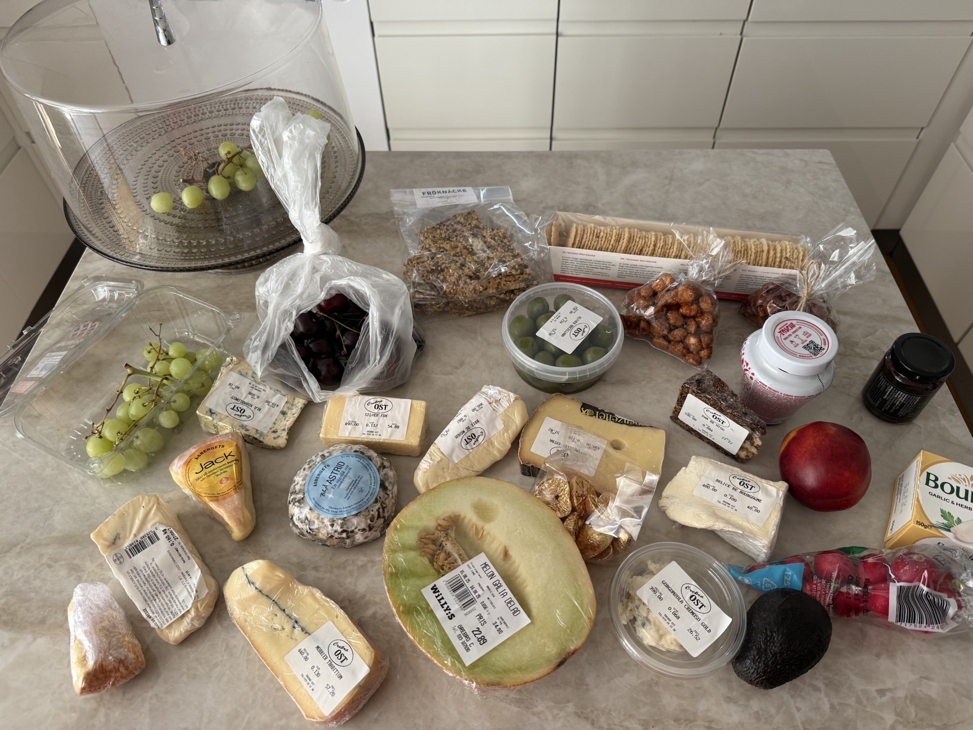 Ost och körsbär från matmarknad Örebro