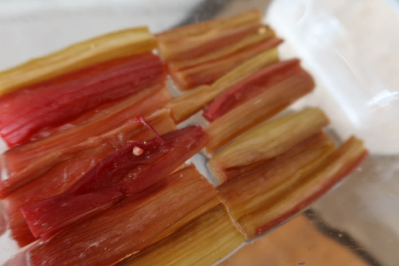 Ugnsbakad rabarber med socker och vanilj