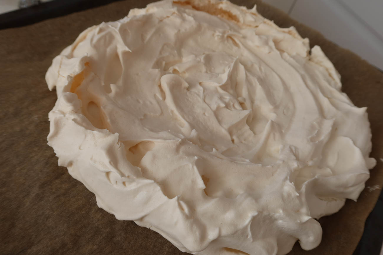 Marängbotten till Pavlova innan fyllning