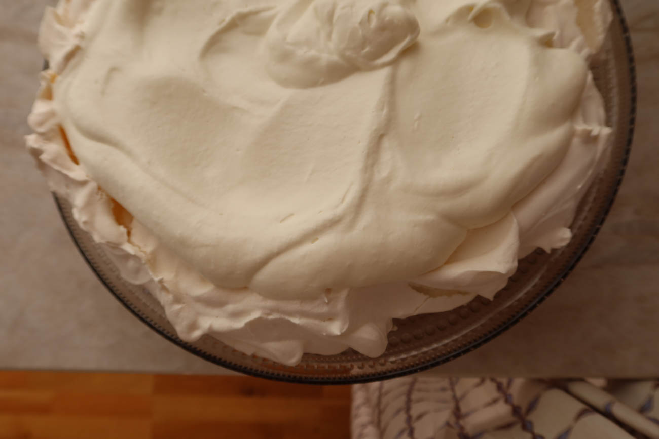 Pavlova serverad med rabarber, glass och kolasås