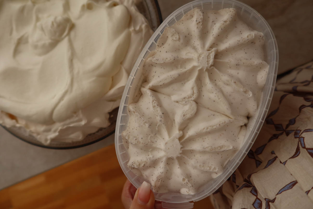 Närbild på Pavlova med rabarber och grädde