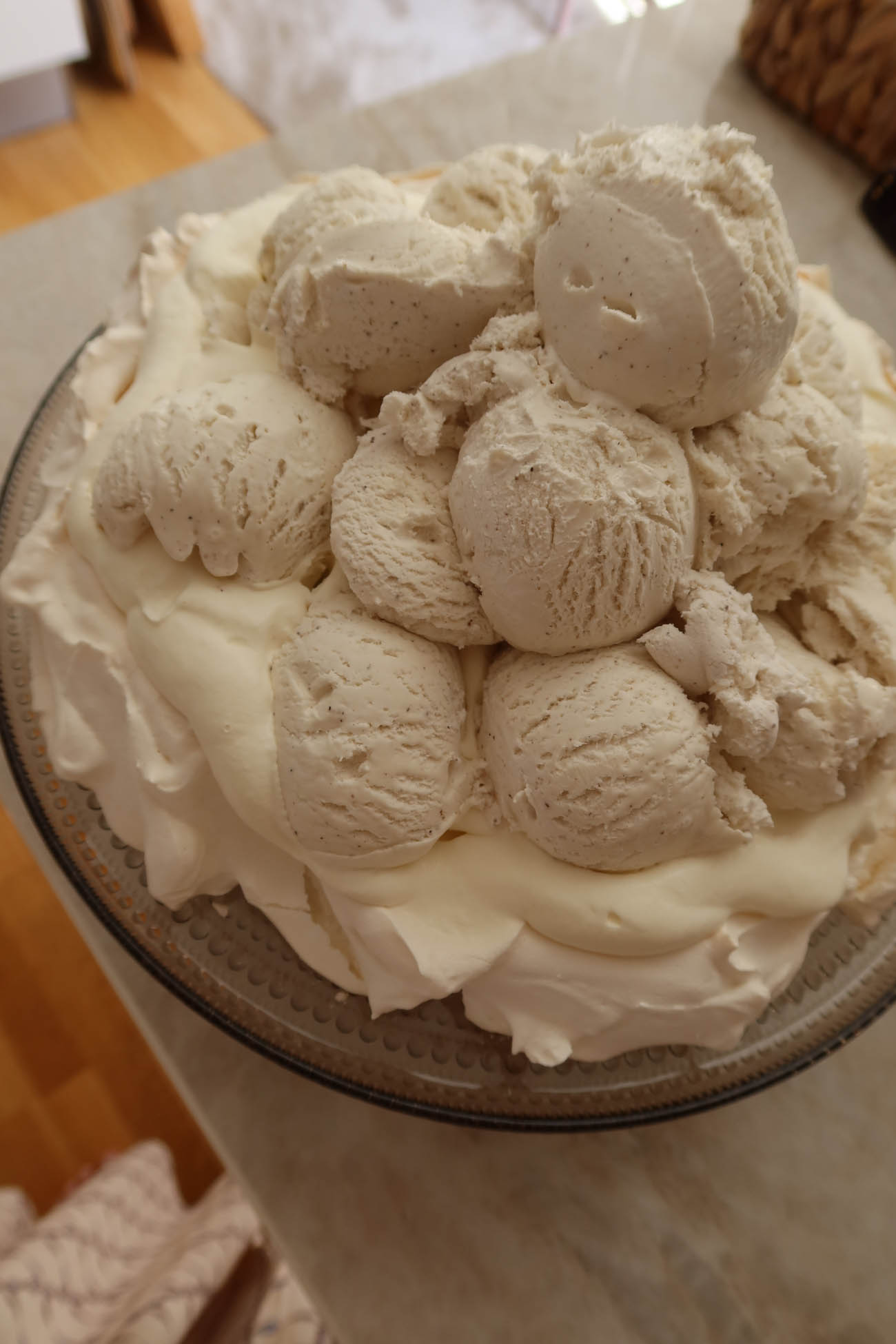 Detaljbild på Pavlova med kolasås