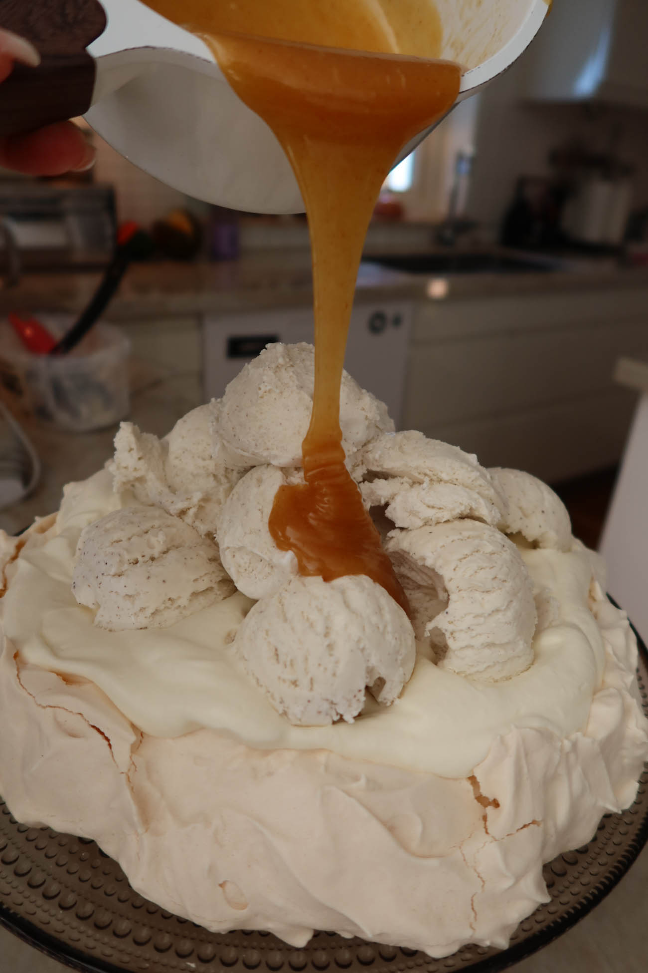 Pavlova upplagd på serveringsfat