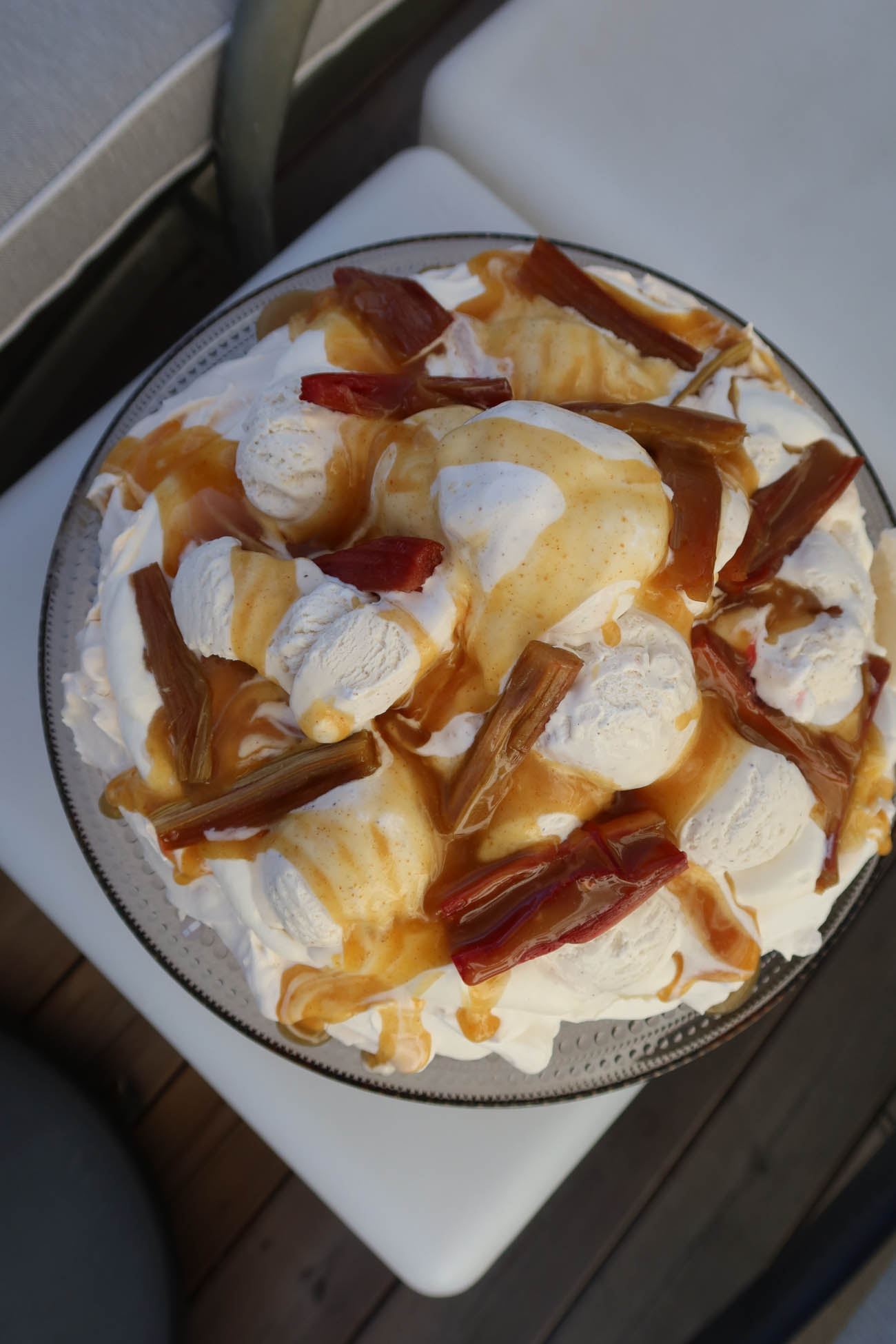 Festlig Pavlova toppad med kolasås
