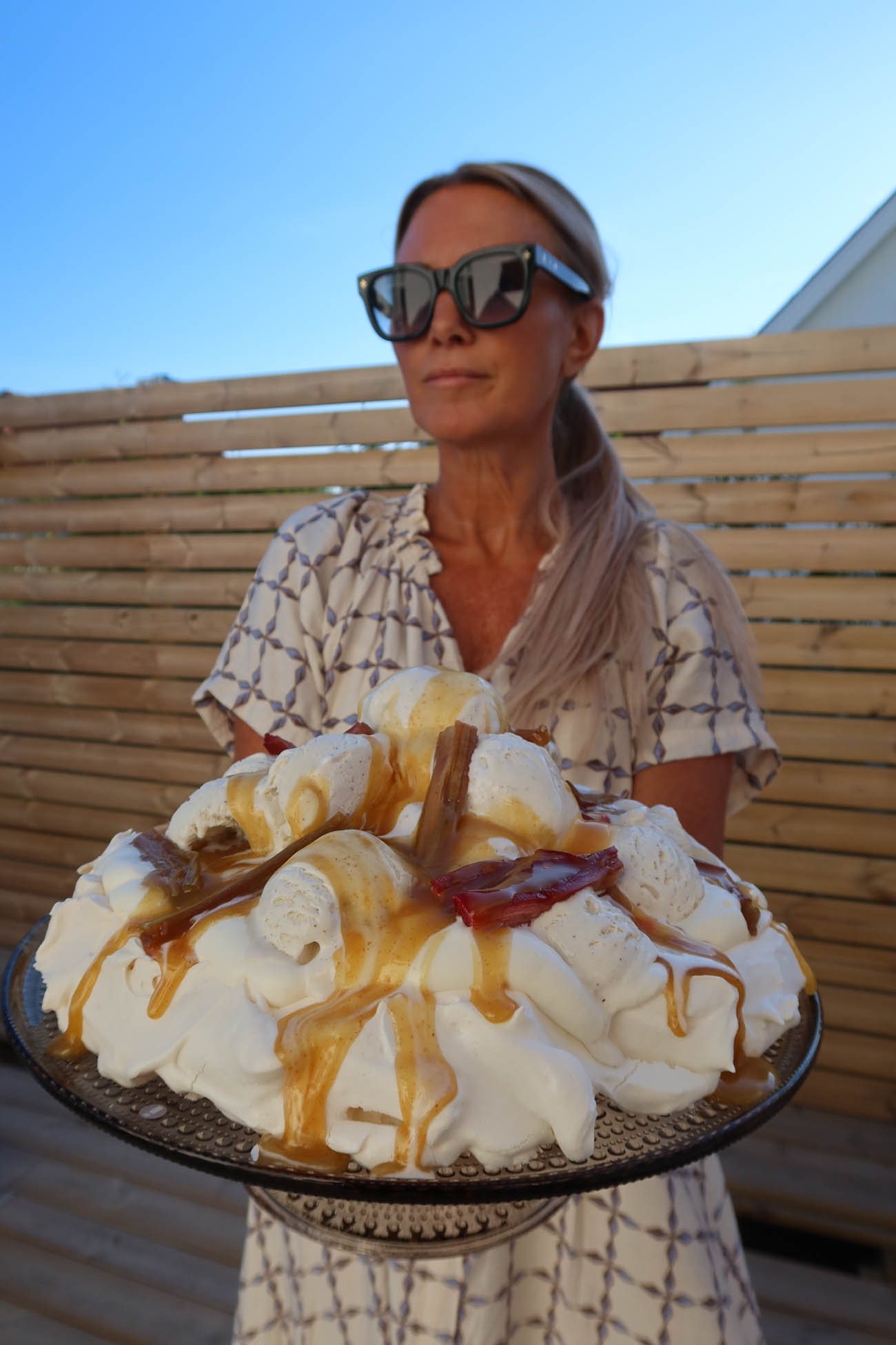 Pavlova med rabarber, glass och brynt smörkolasås