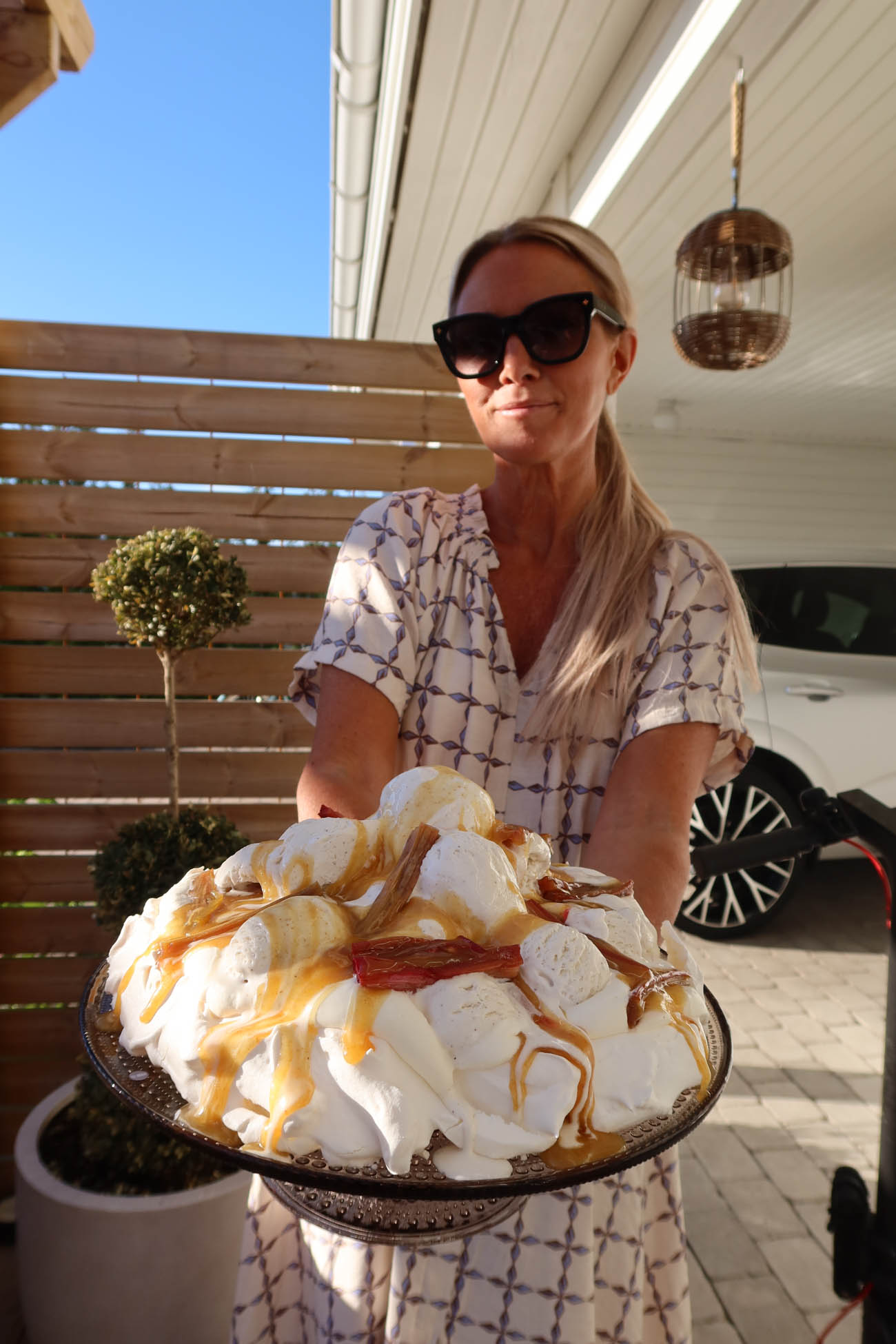 Pavlova med rabarber och kolasås på serveringsfat