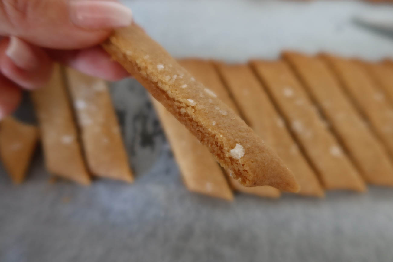 Snittade kolakakor på plåt