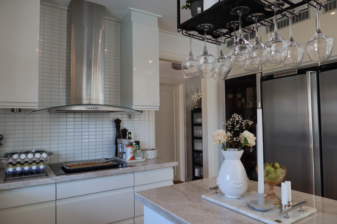 Kolakakor med brynt smör i kök