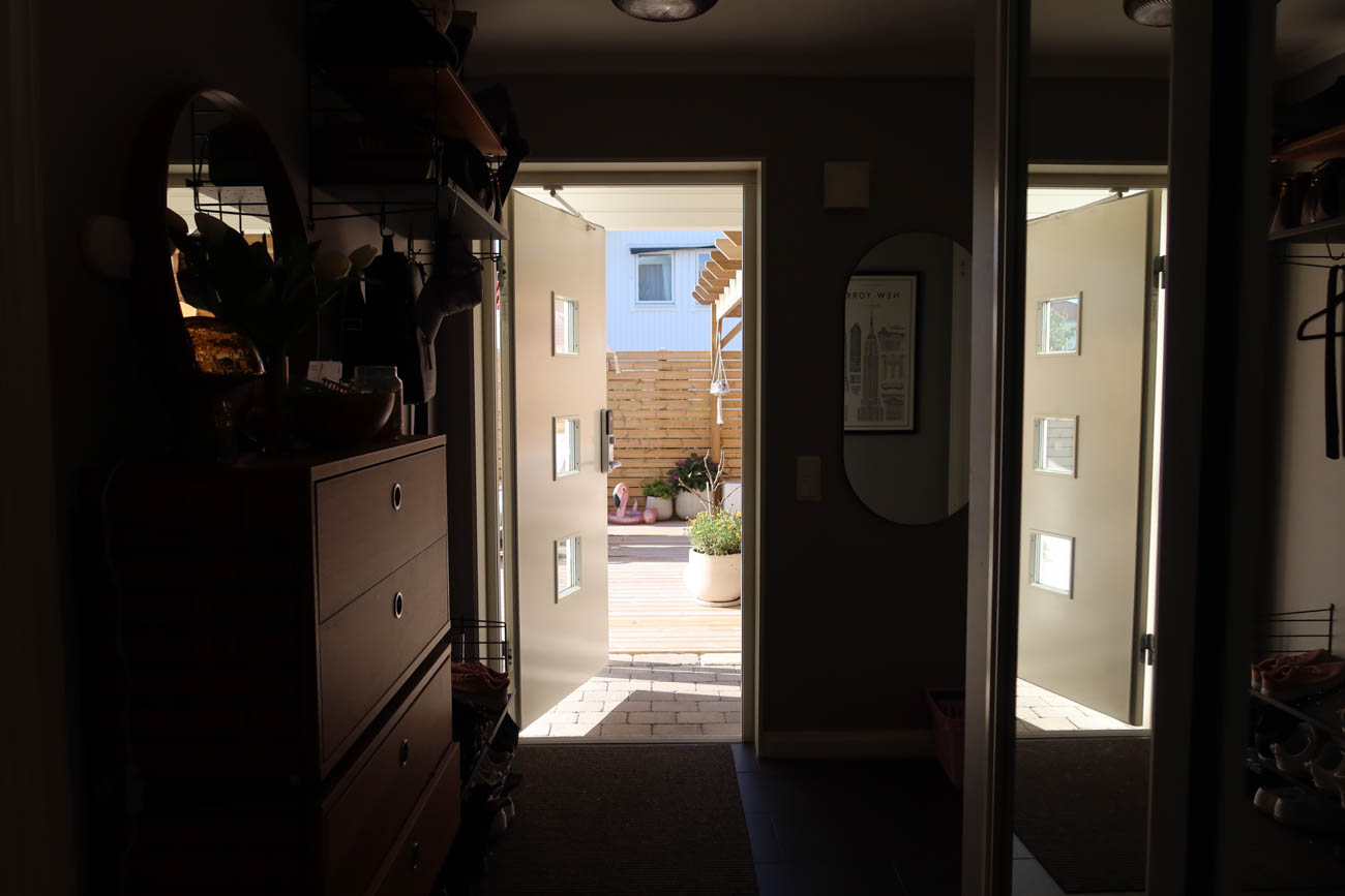 Utsikt mot poolen hemma hos Victoria Riis