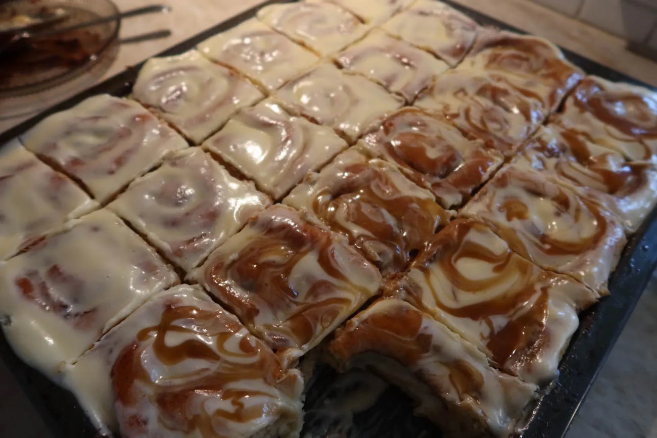 Cinnabons i långpanna med frosting – Matplatsen
