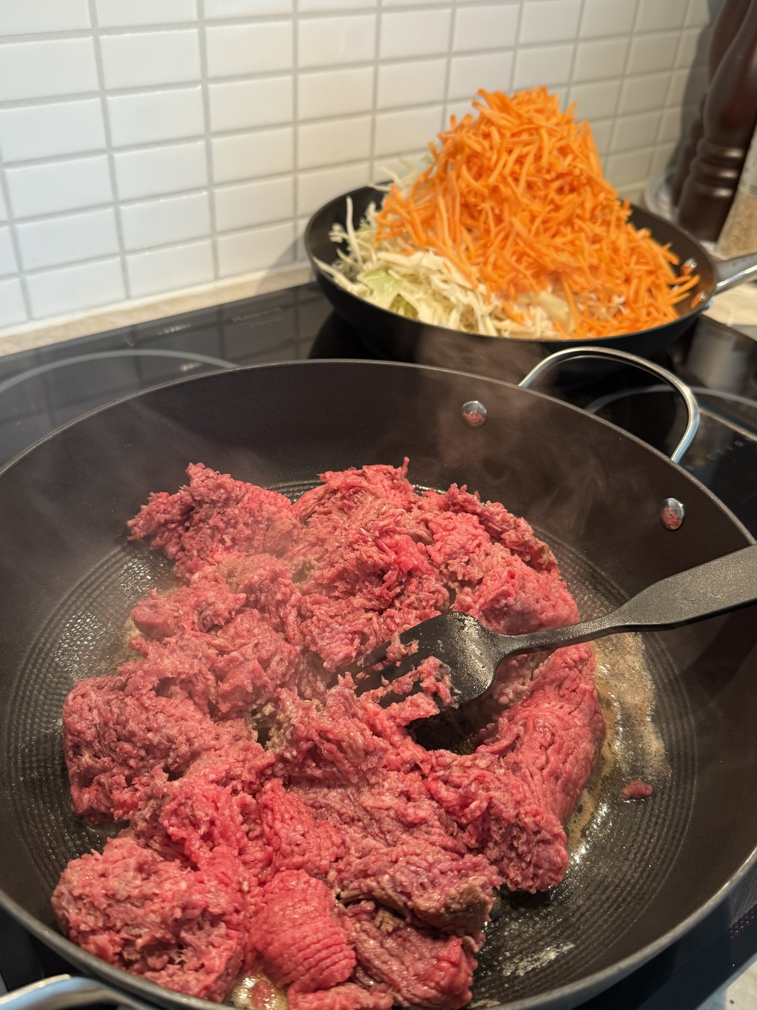 Ingredienser till köttfärs och vitkålsfräs framdukade