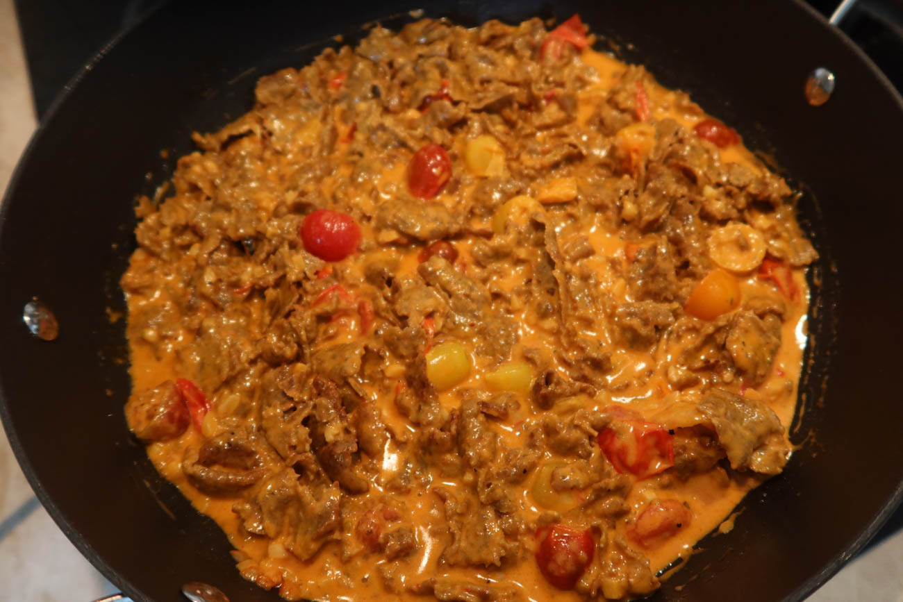 Fräsning av tomater och lök till kebabgryta