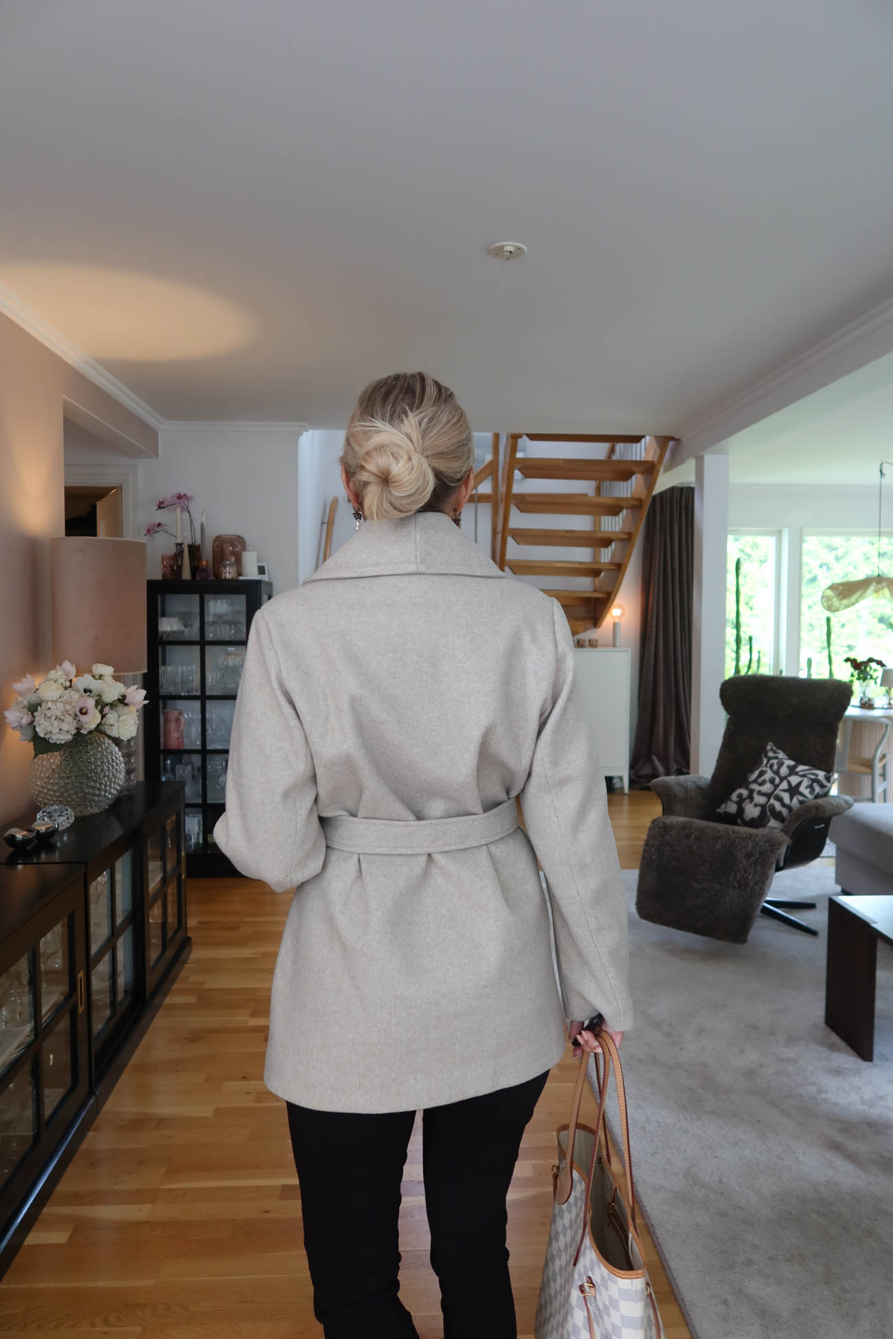 Beige höstkappa – detaljbild knappar och krage