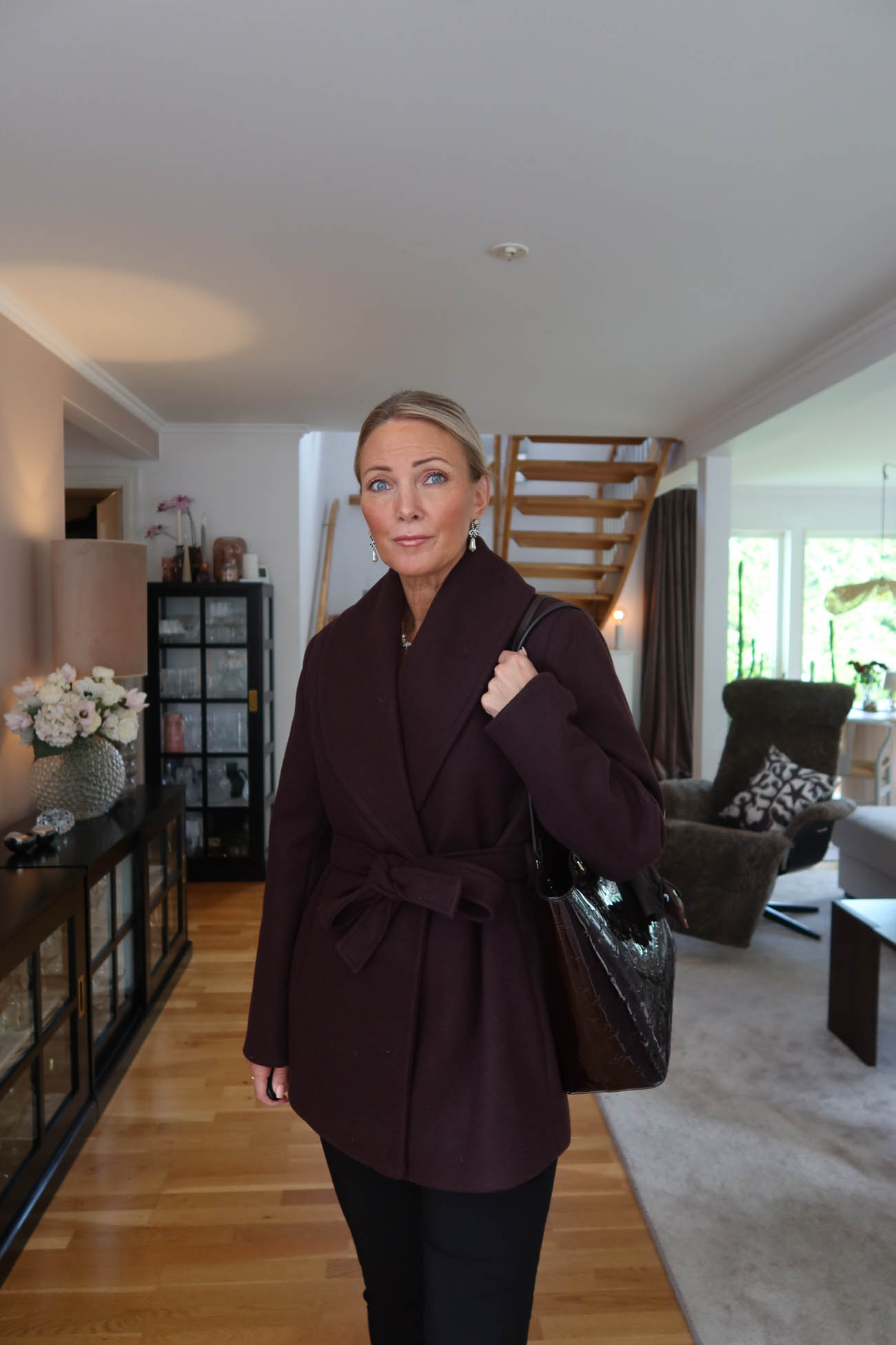 Vinröd höstkappa – detaljbild knappar och krage