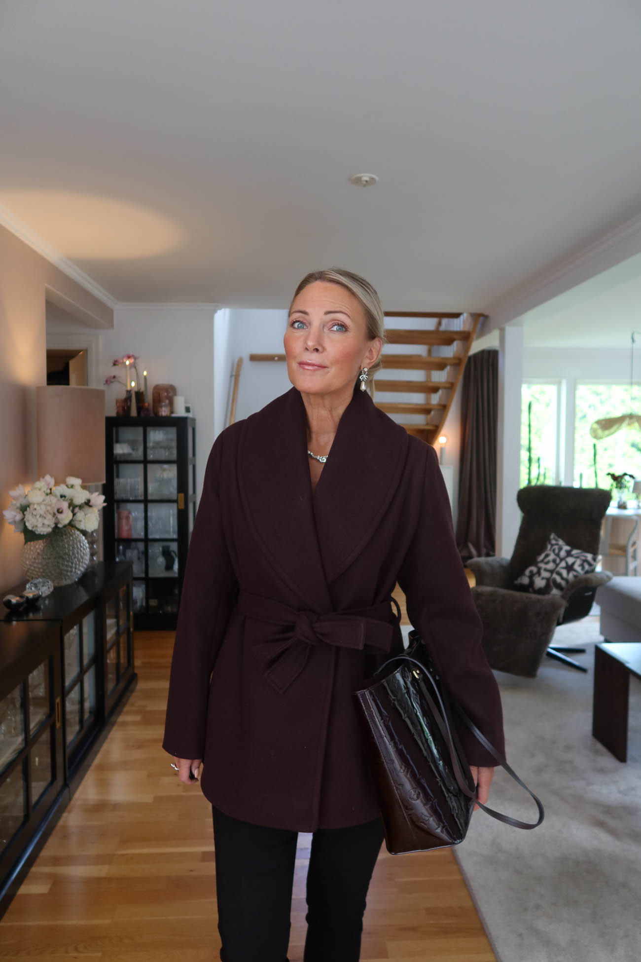 Vinröd höstkappa – stylad höstlook