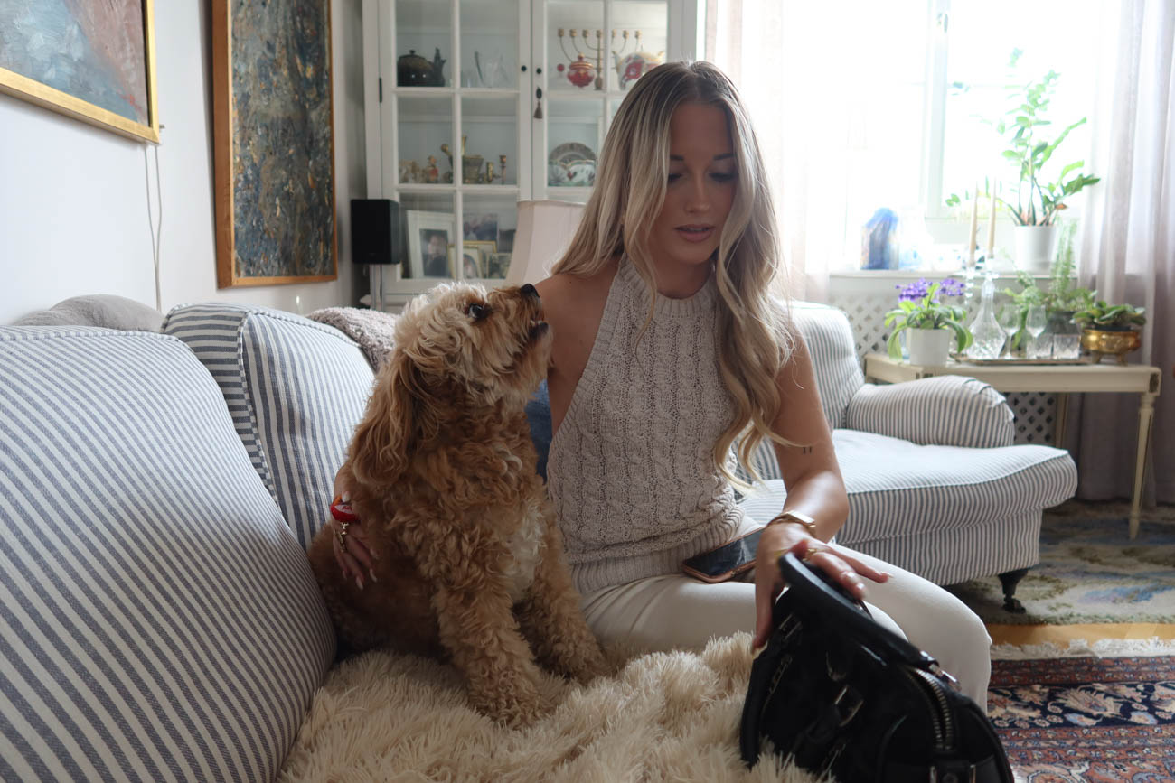 Olivia tittar förbi och säger hej