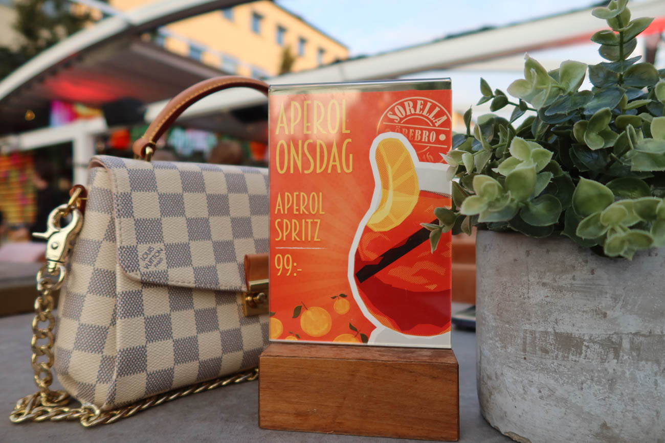 Drink på Sorella i kvällssol i Örebro