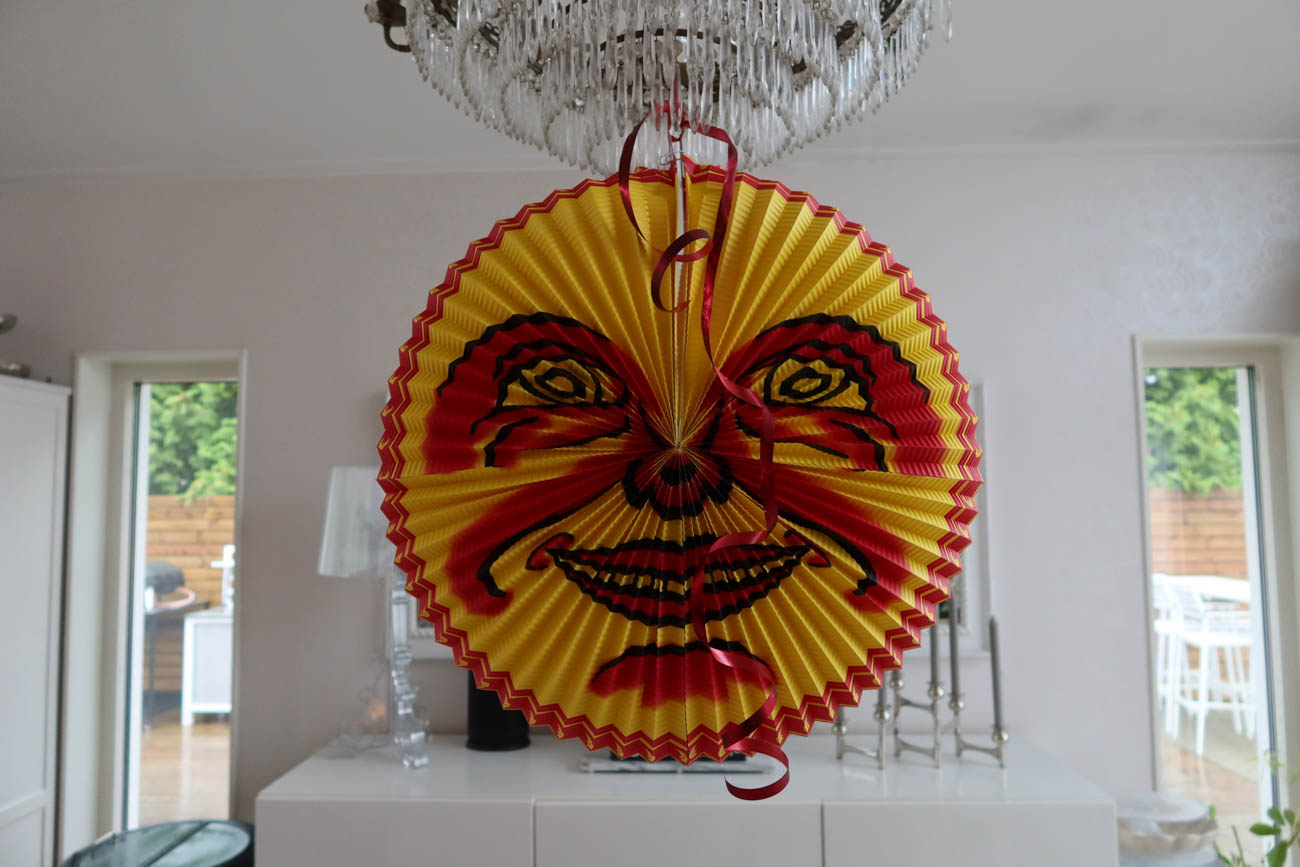 Kräftmåne dekoration på kräftskiva – Matplatsen