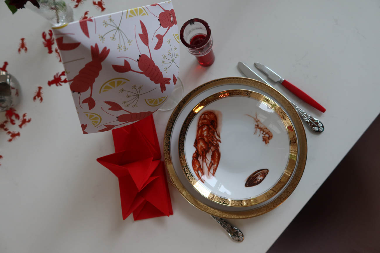 Kräftor och tillbehör på buffébord – Matplatsen