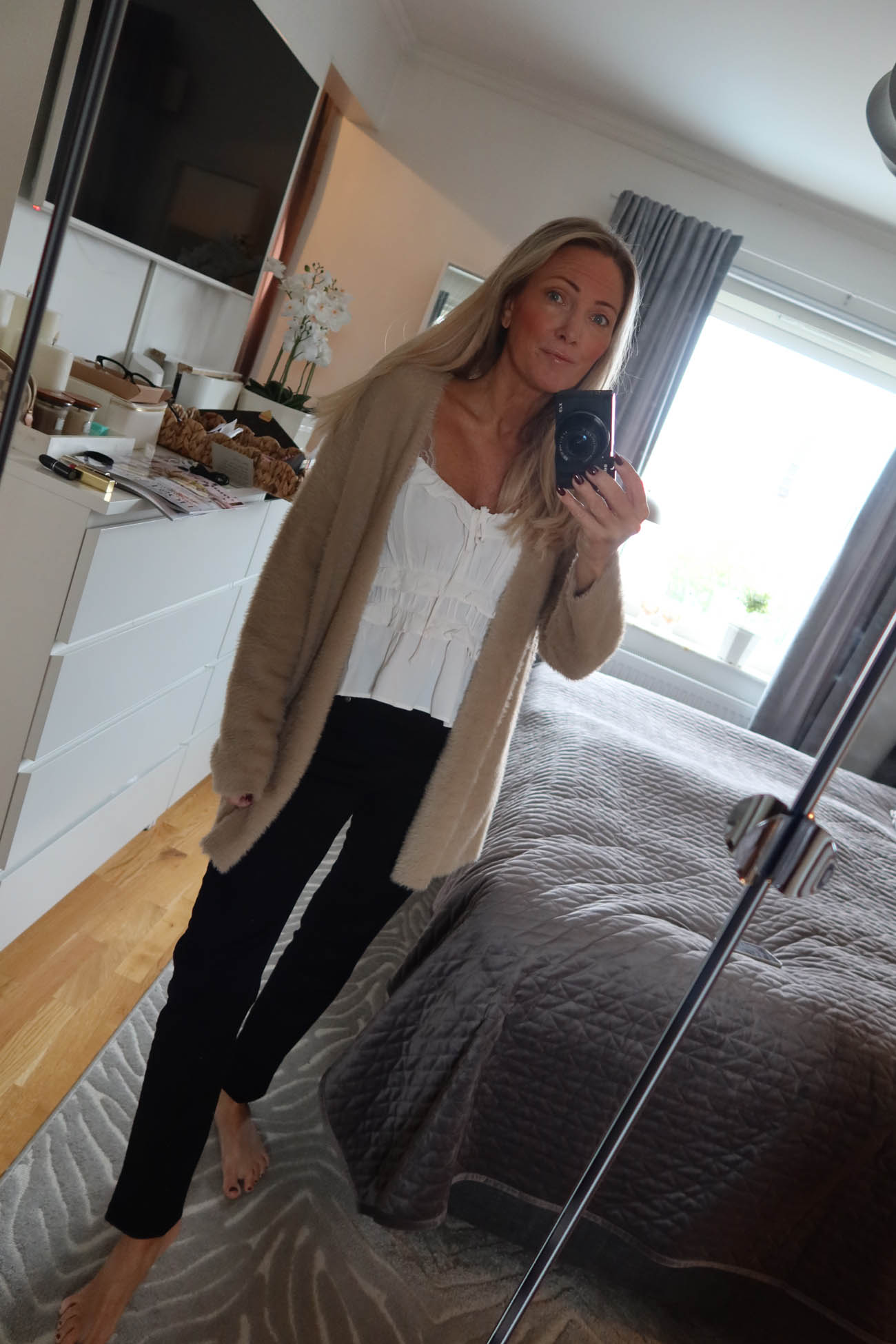 Beige mjuk kofta från Cellbes, höstmode 2025