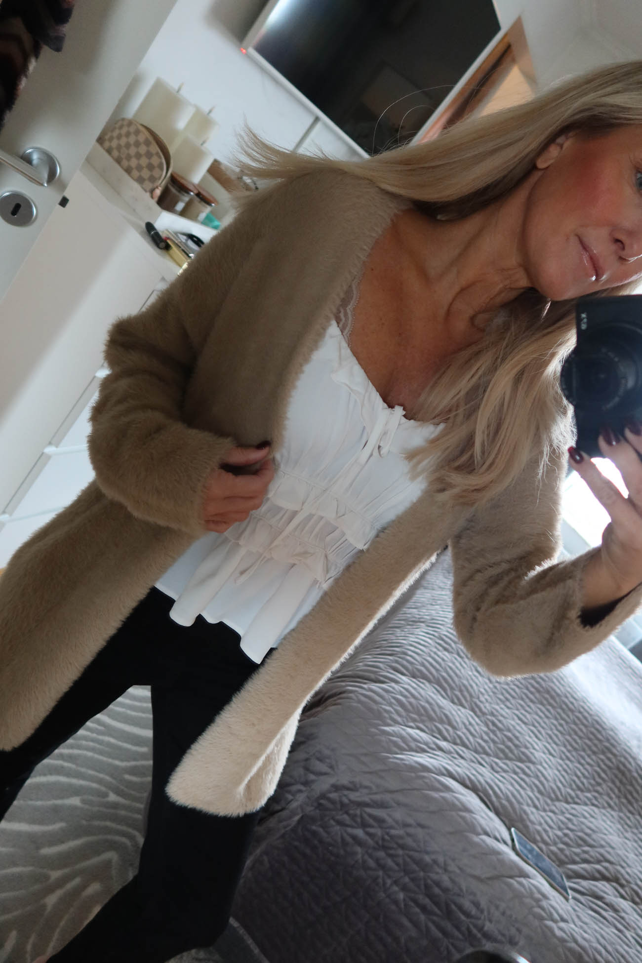 Närbild på gosig beige kofta från Cellbes