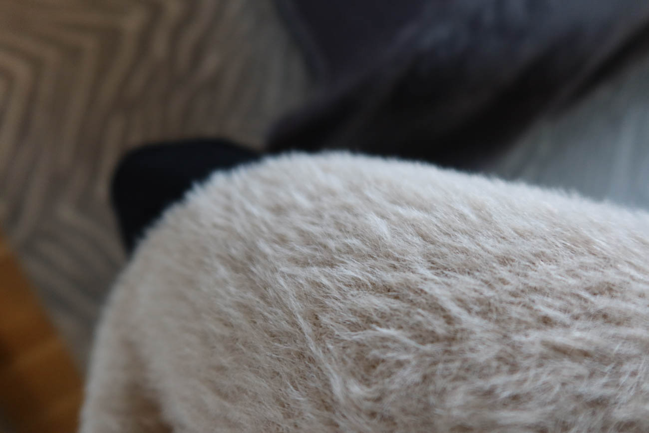 Detalj av stickad kofta från Cellbes höstkollektion