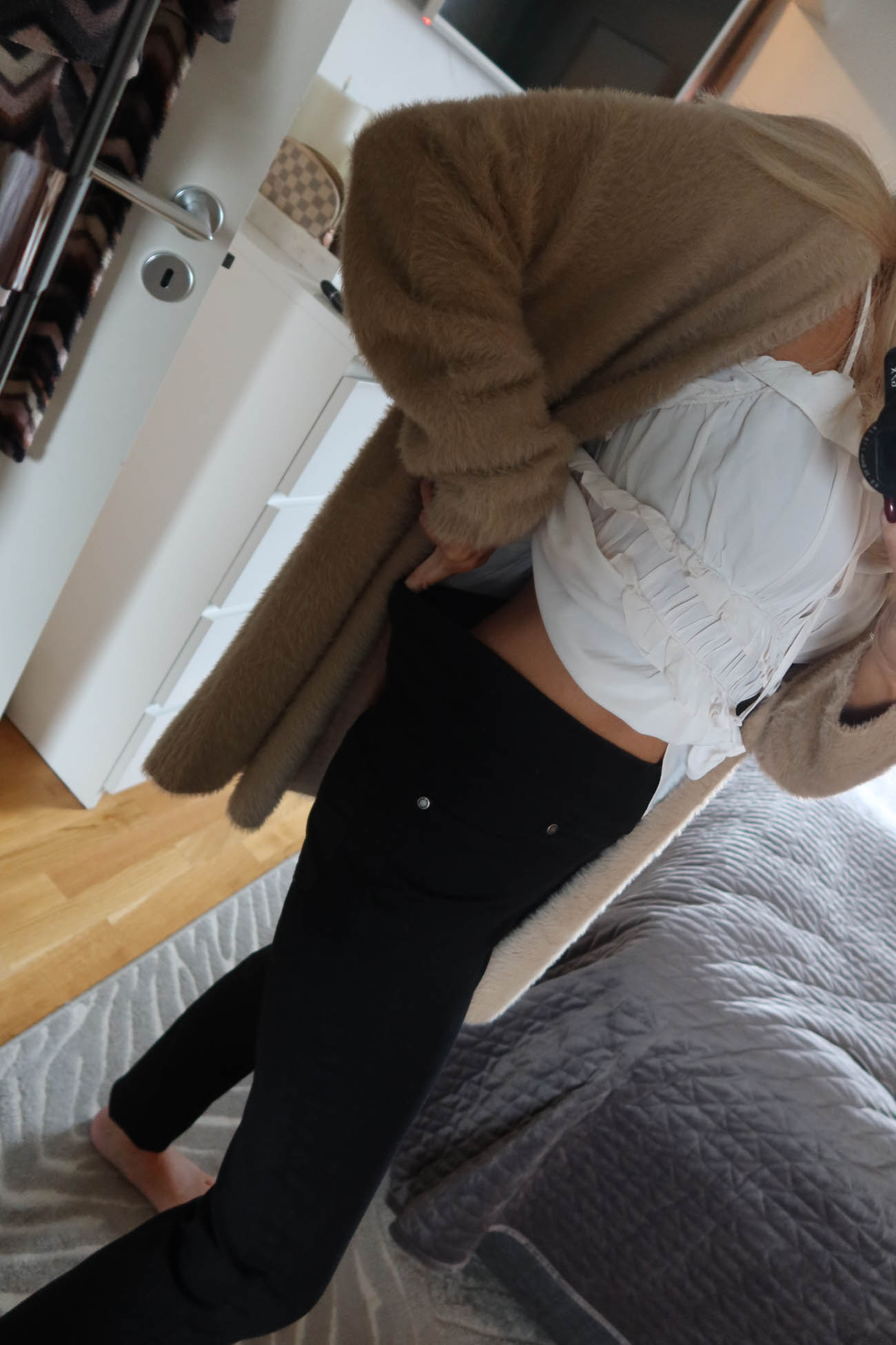 Cellbes beige kofta stylad till höstoutfit