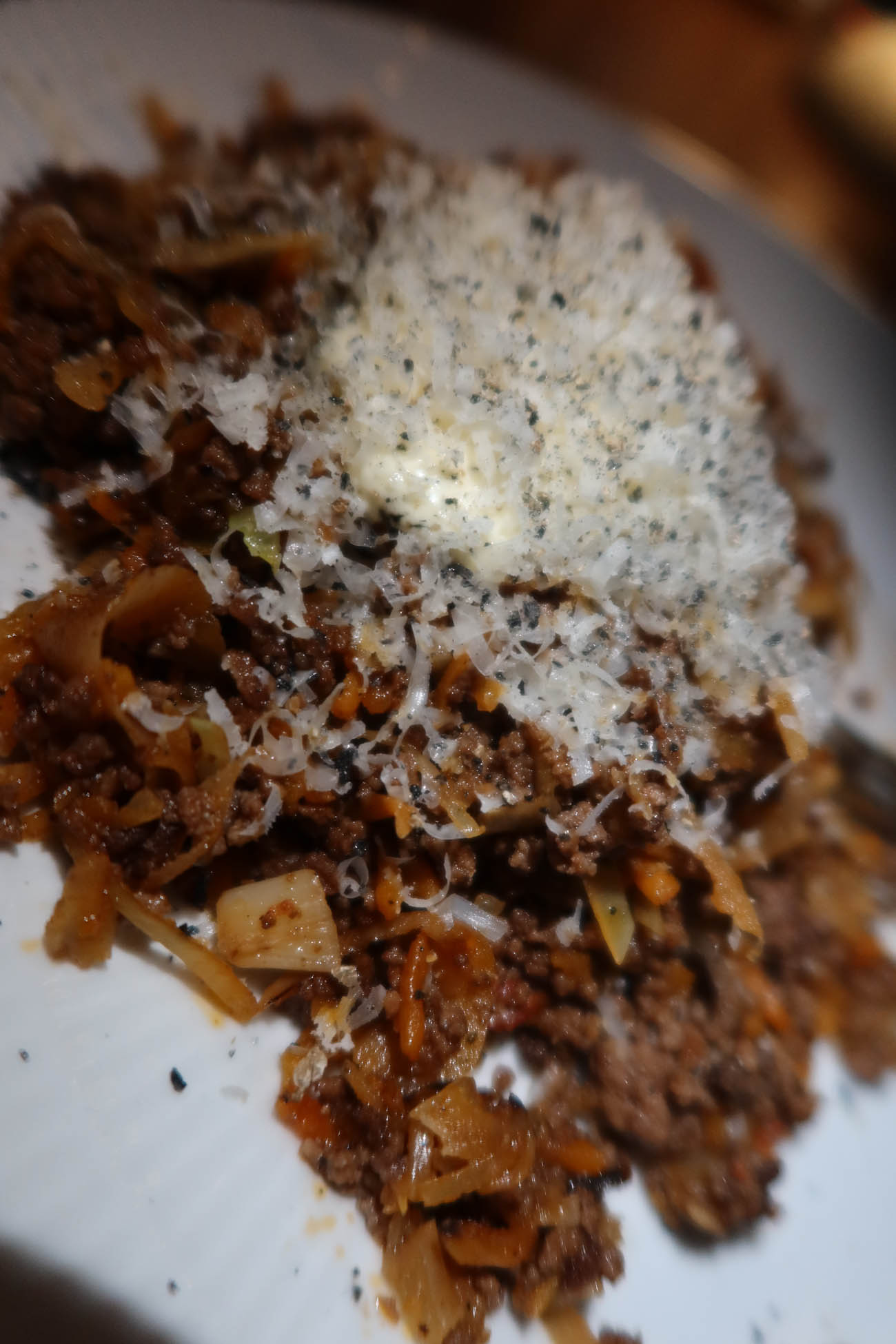 Köttfärs och vitkålsfräs serverad på tallrik