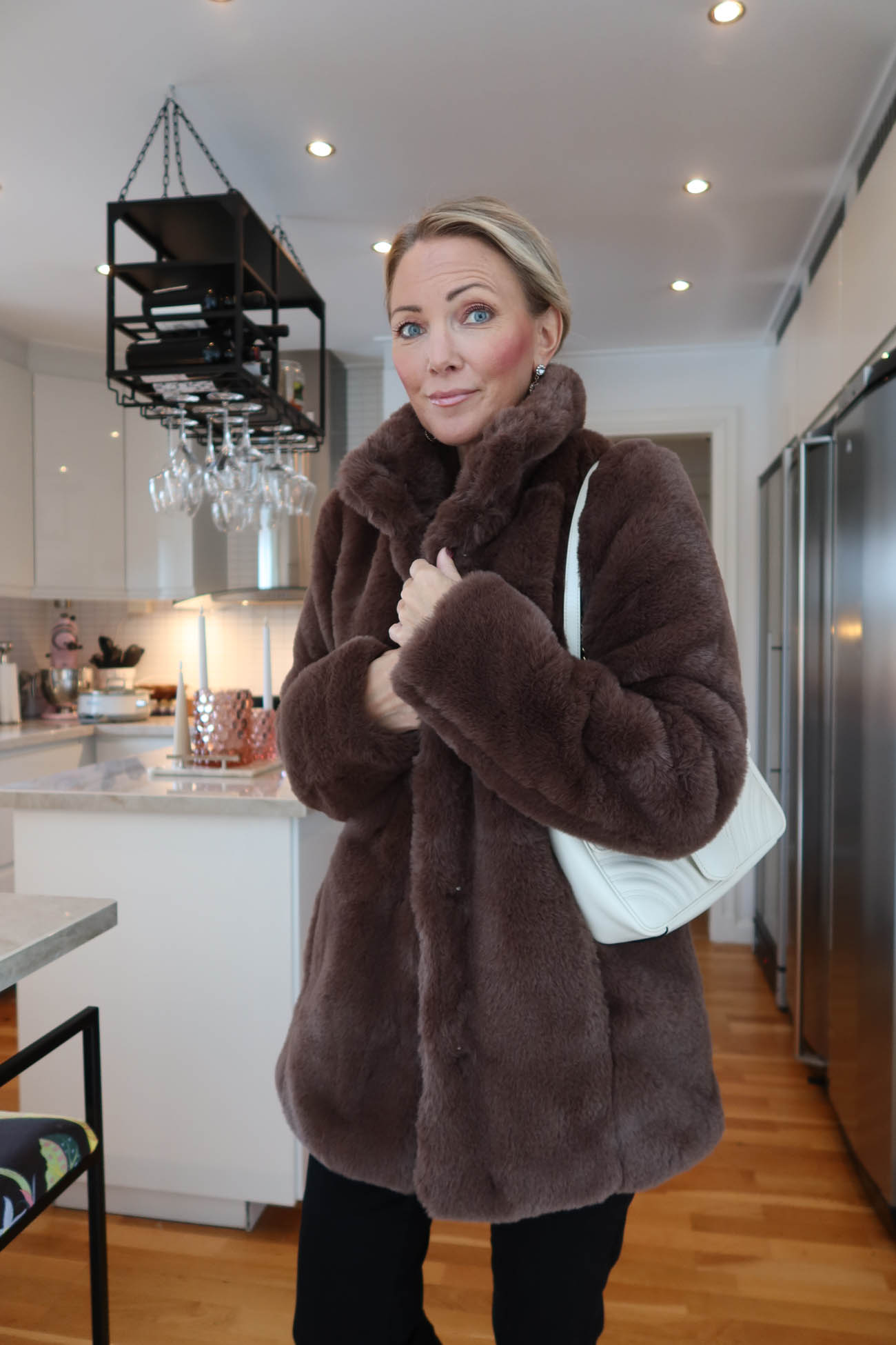 Detaljbild på fluffig vit jacka från Cellbes