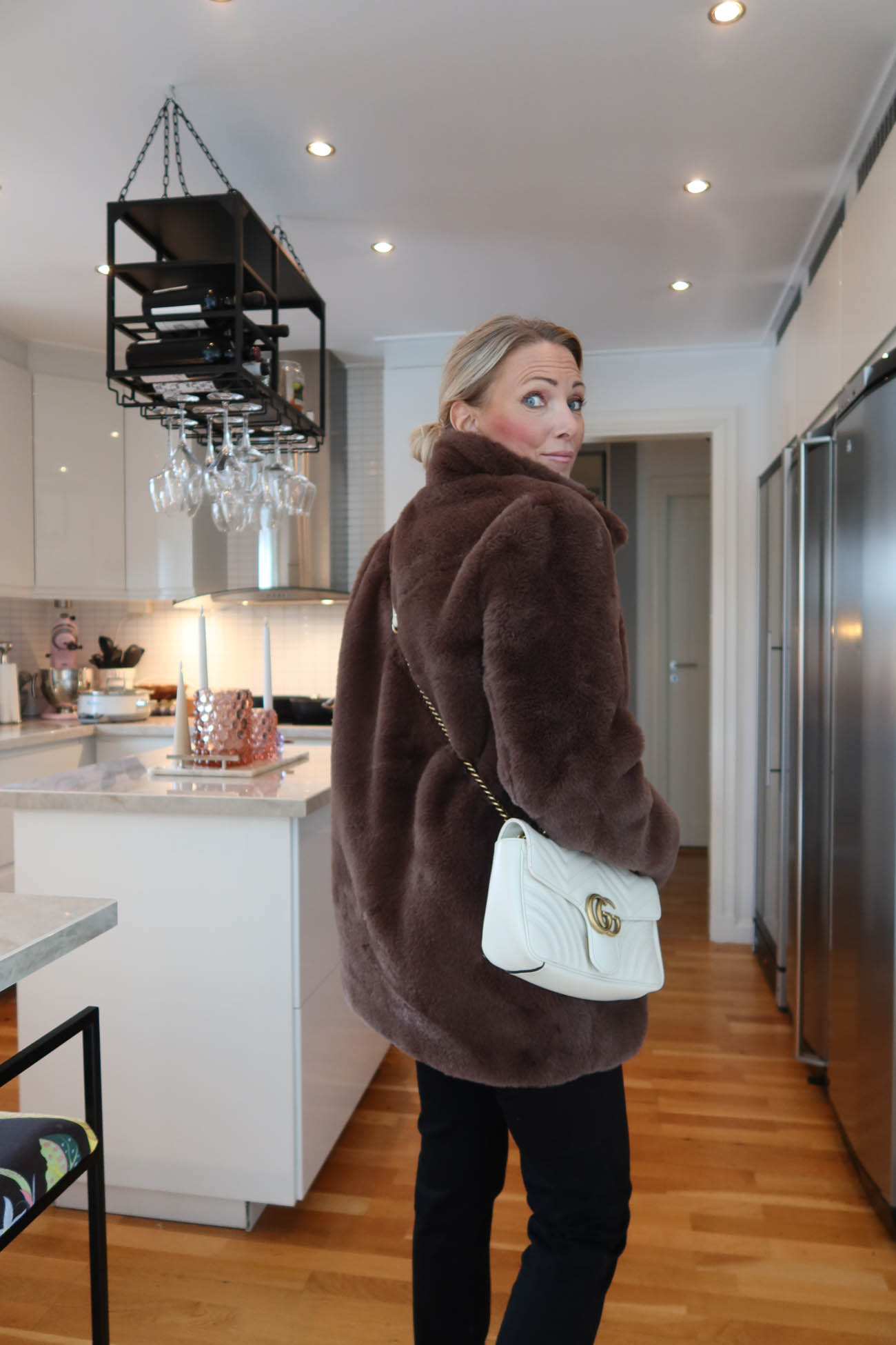 Cellbes fluffig jacka stylad till höstmode