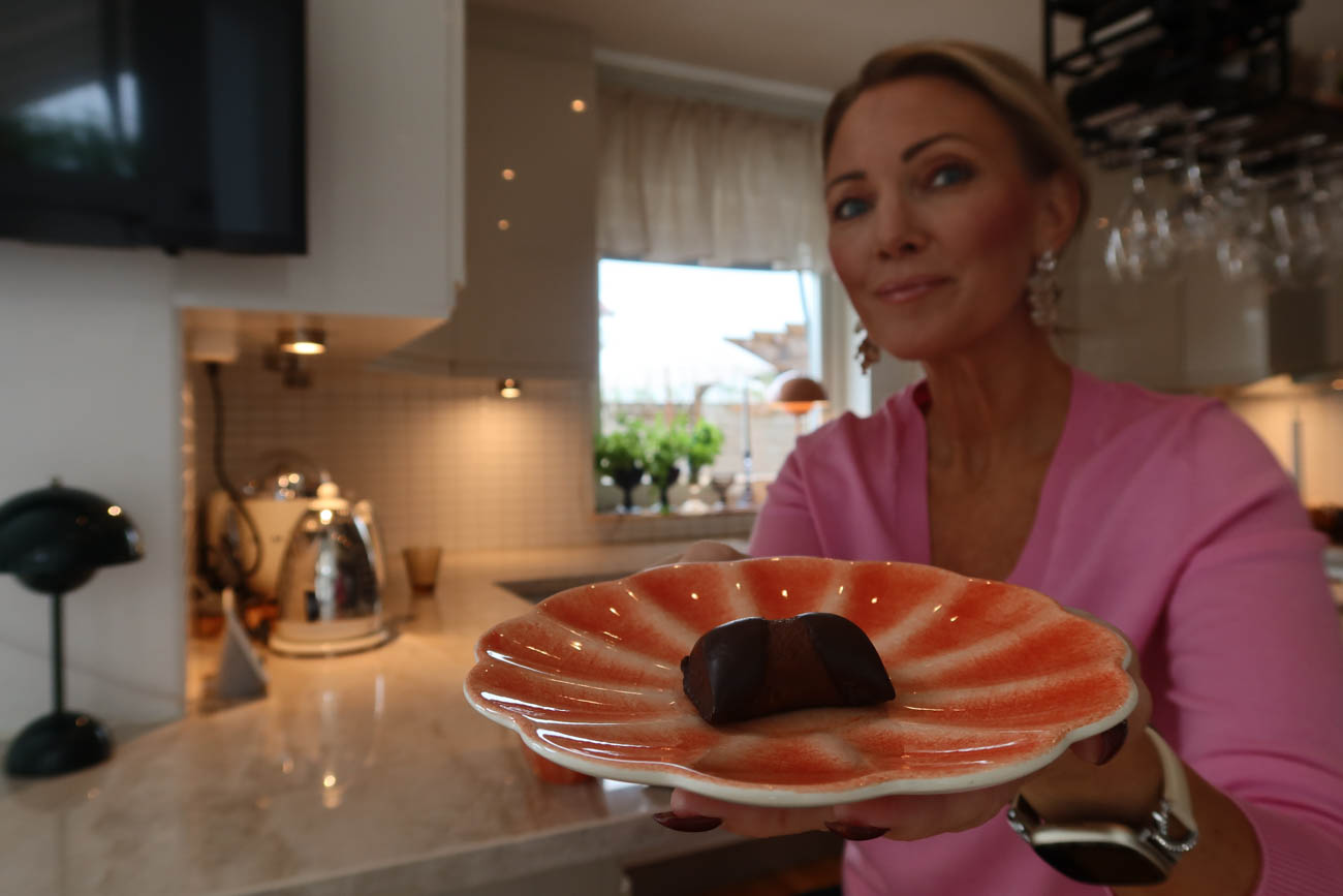 Kladdkakerullar upplagda med kaffekopp