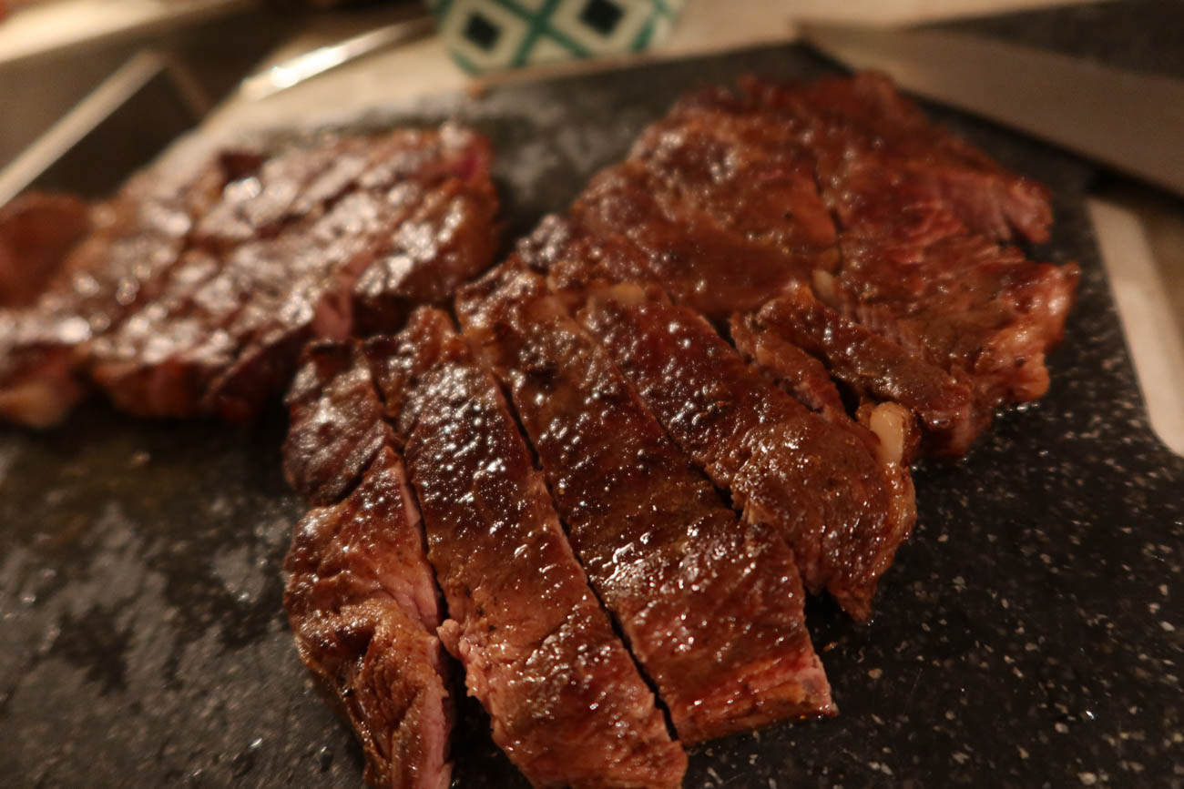 Tallrik med entrecôte och tillbehör