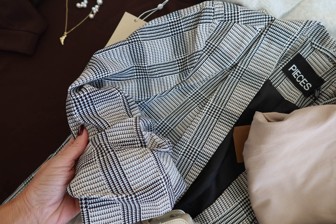 Närbild på Ellos plagg