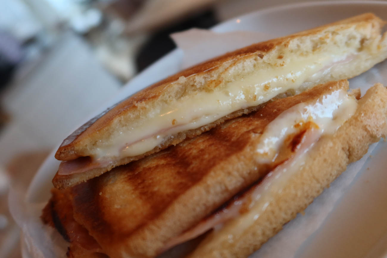 Färdiggjorda mackor i kylskåpet