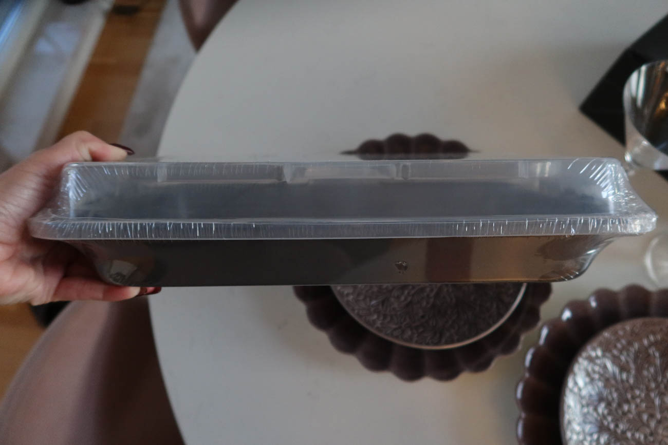 Närbild på ugnsform med lock