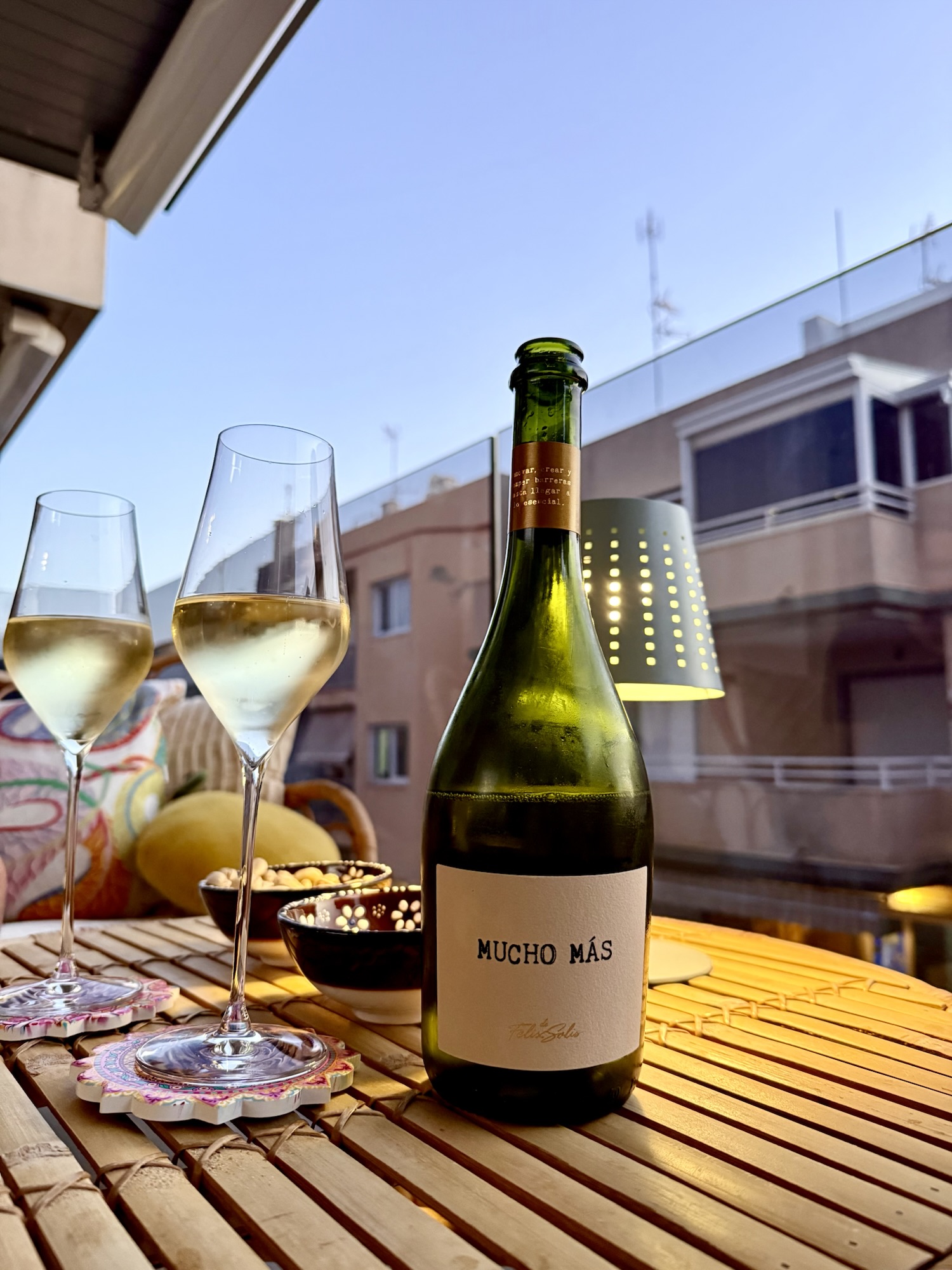 Solig lunch på strandpromenaden i Torrevieja med havsutsikt