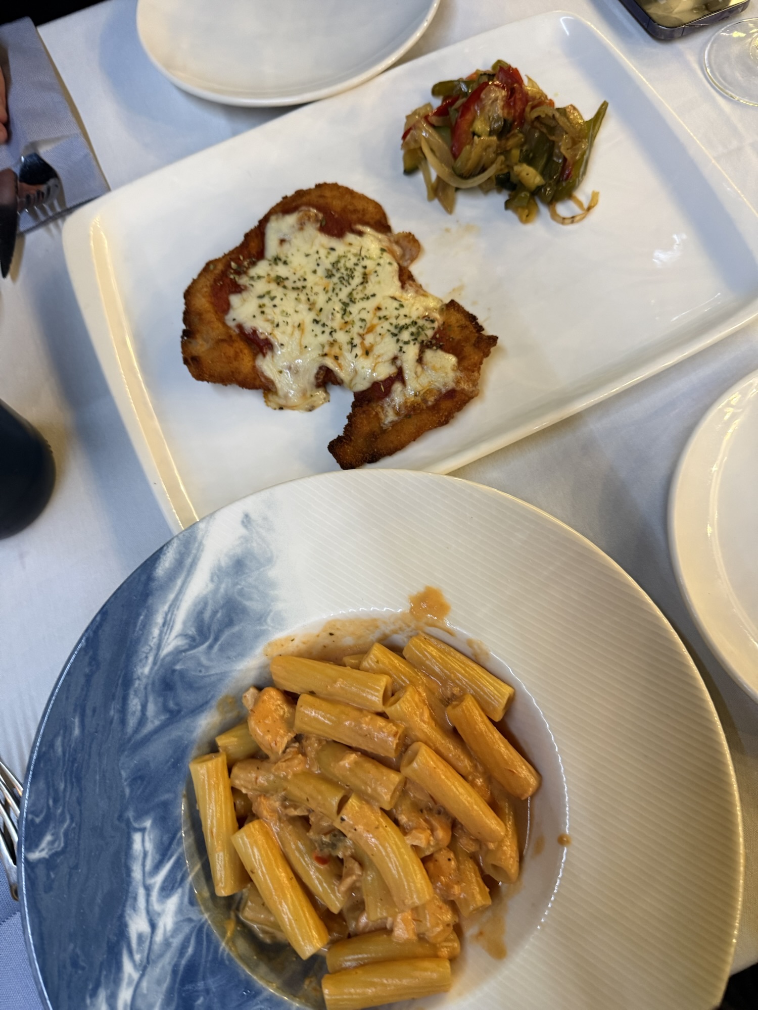 Tapas med räkor, aioli och bröd på uteservering