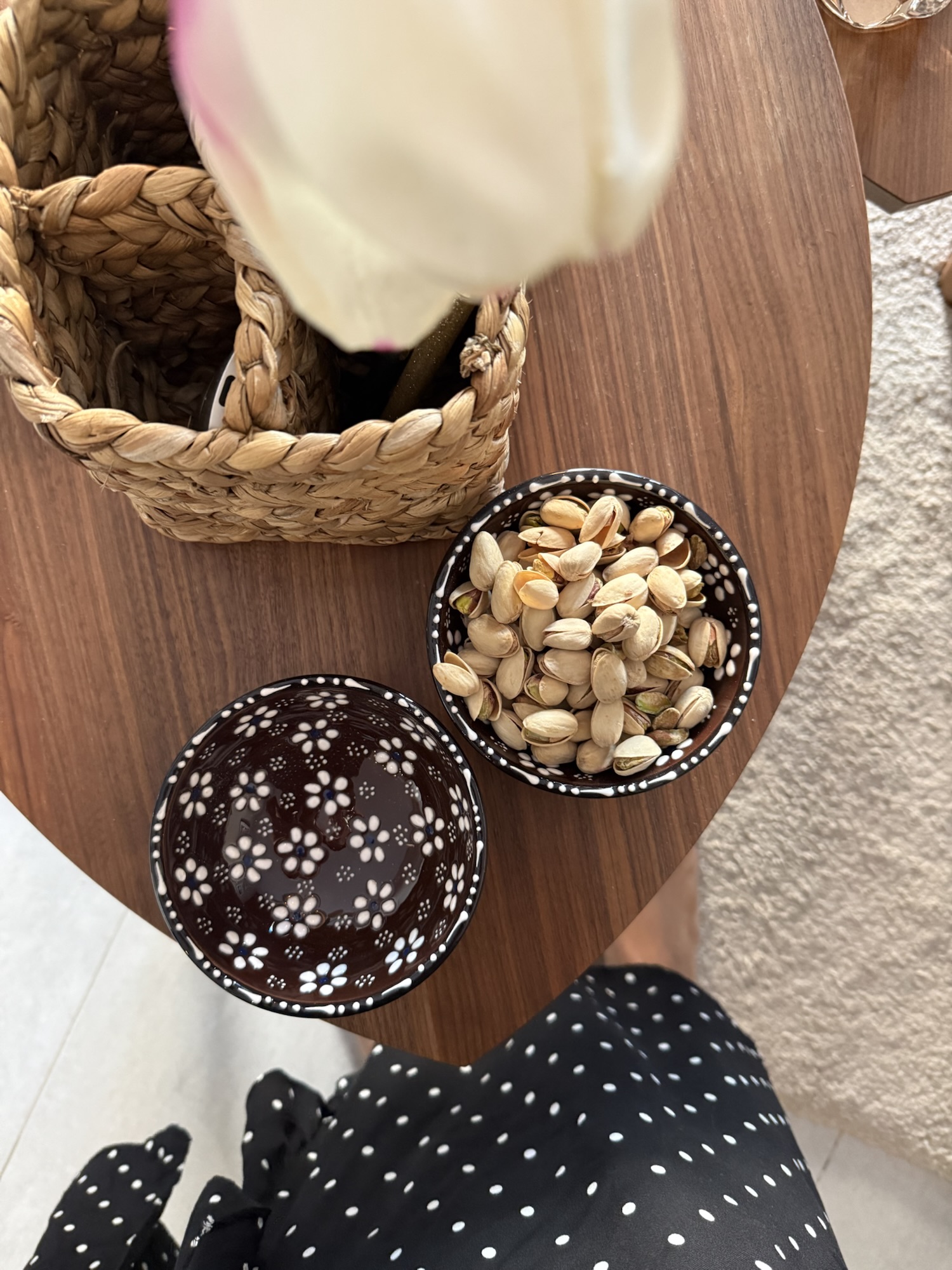 Brunchrätt med ägg och färska grönsaker vid havet