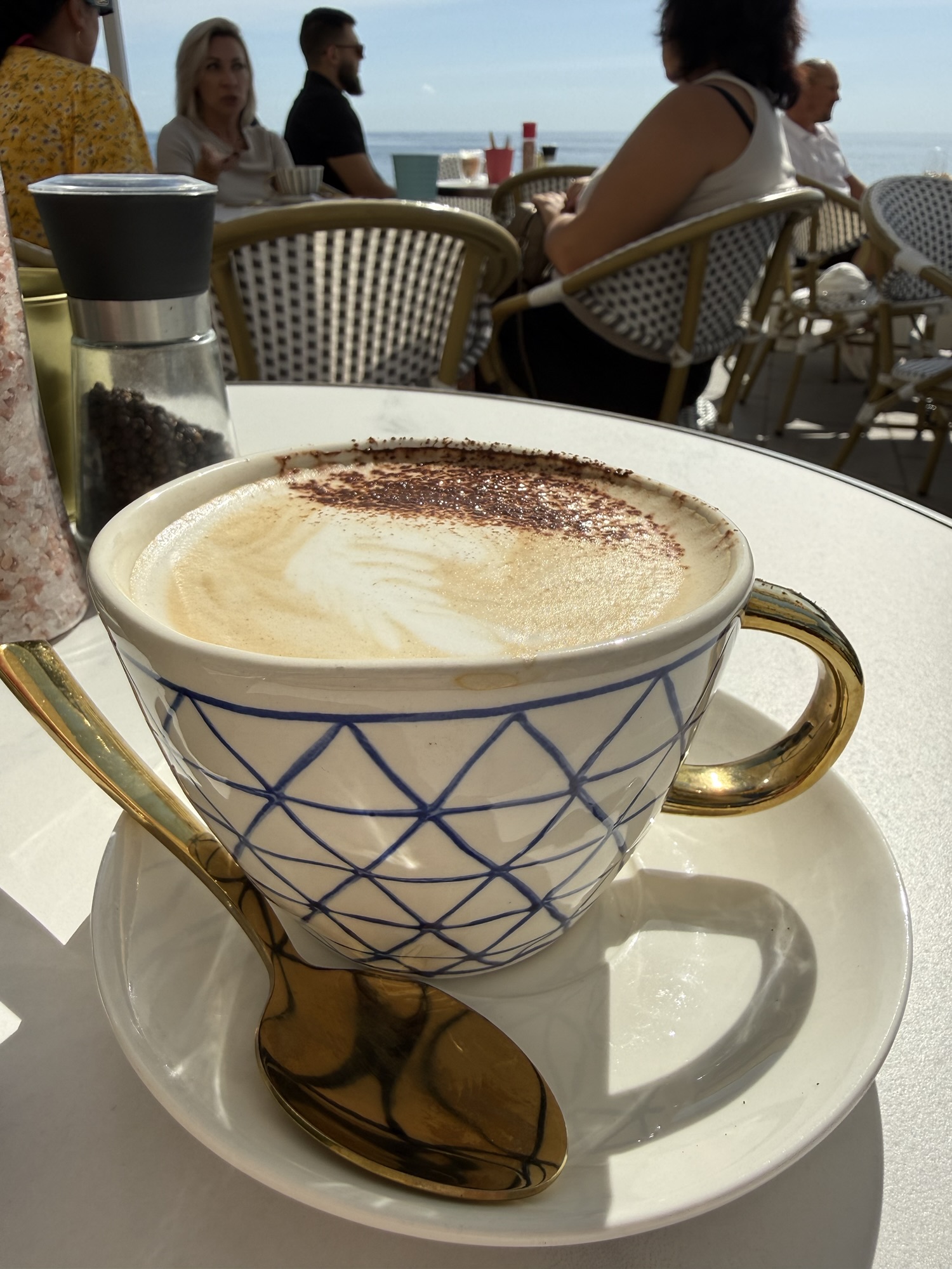 Lång lunch på strandrestaurang med havsbris