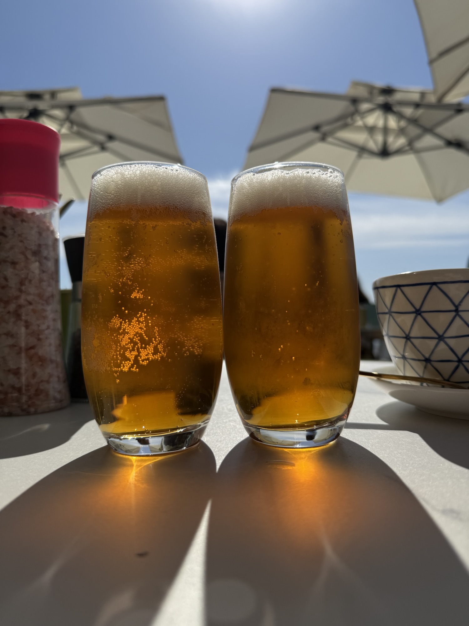 Hamnvy i Torrevieja med båtar i kvällssol