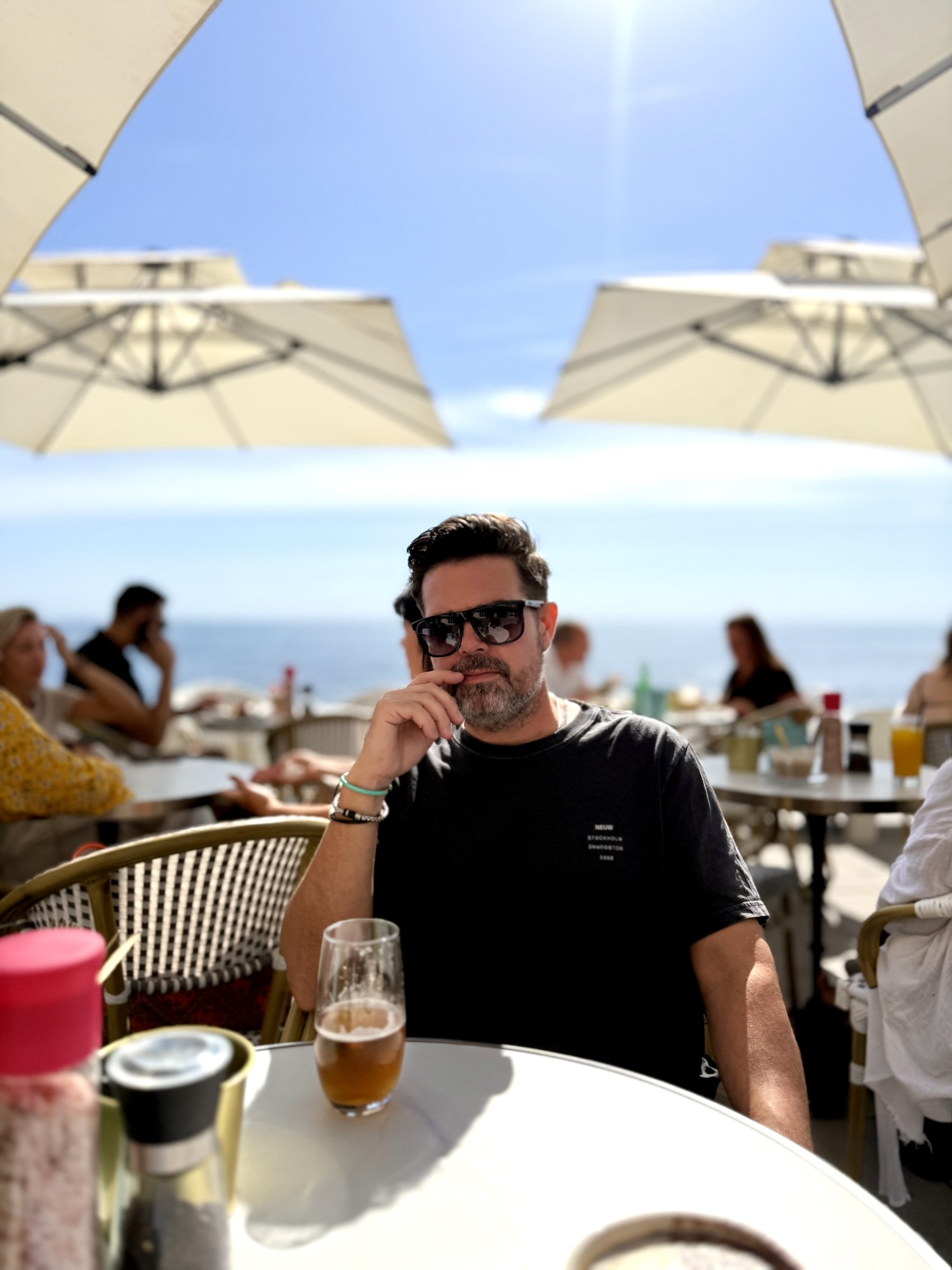 Brunch på strandpromenaden med croissant, juice och kaffe