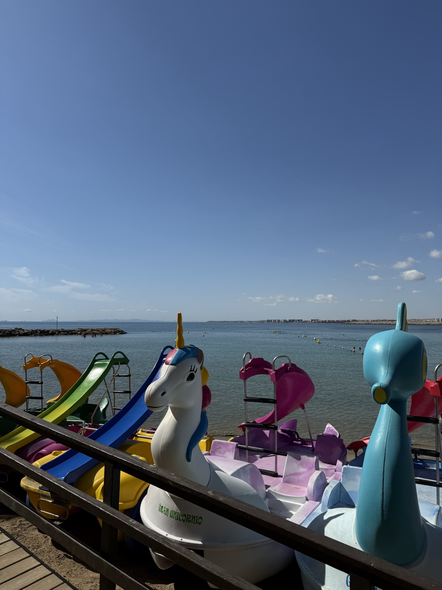 Solstolar på Cura Beach i Torrevieja en lugn morgon